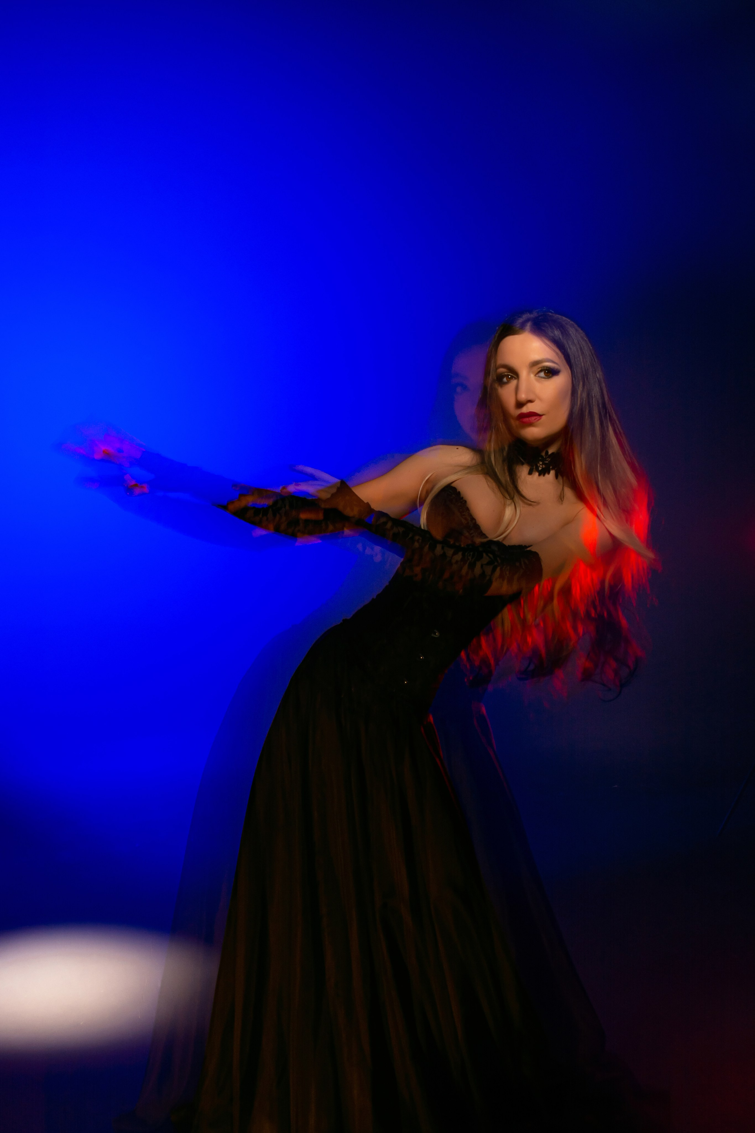 Цветовой эксперимент: красный, синий, бирюзовый и розовый свет в смешанной технике создают особую атмосферу и придают мягкий и таинственный акцент на фото с девушкой