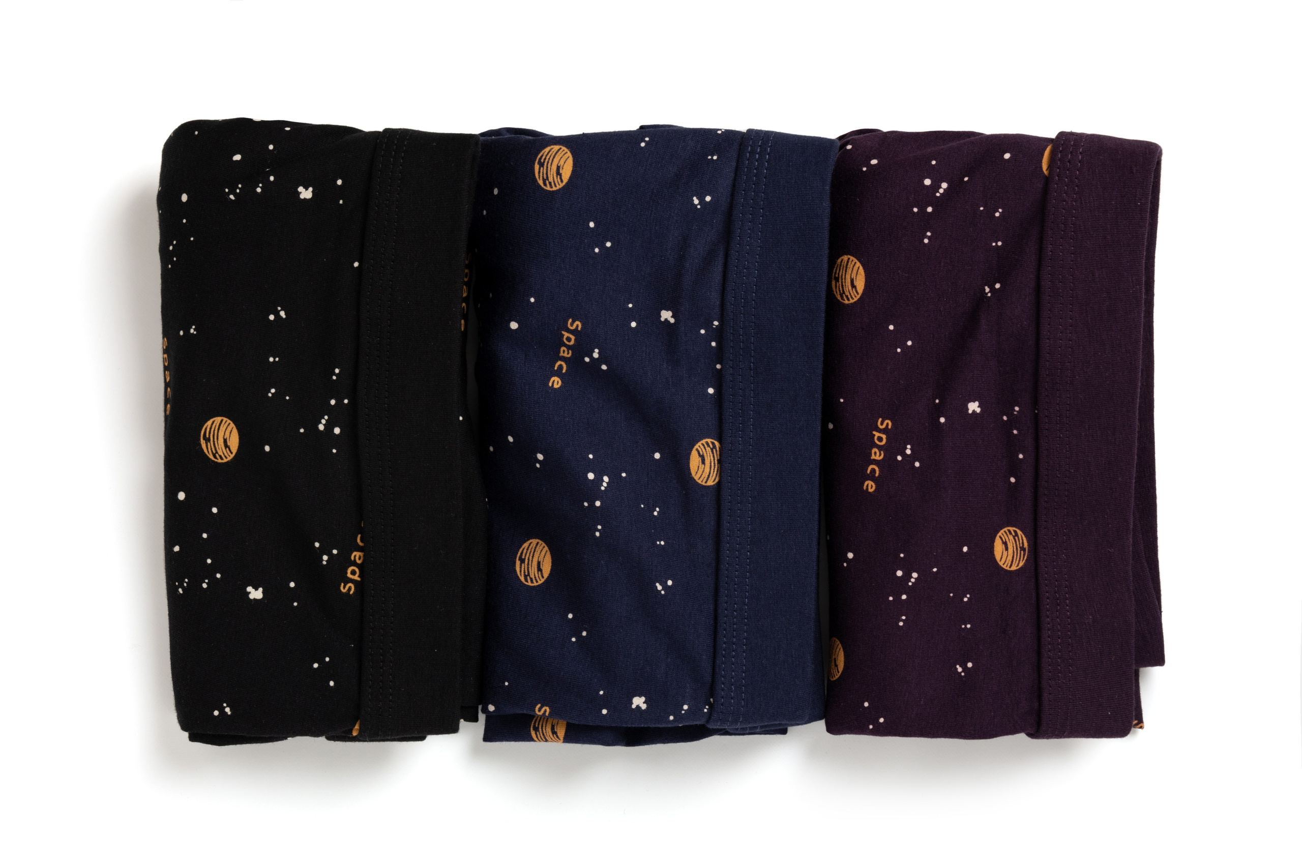 Раскладка боксеров по цветам на белом | Съемка для интернет-магазина