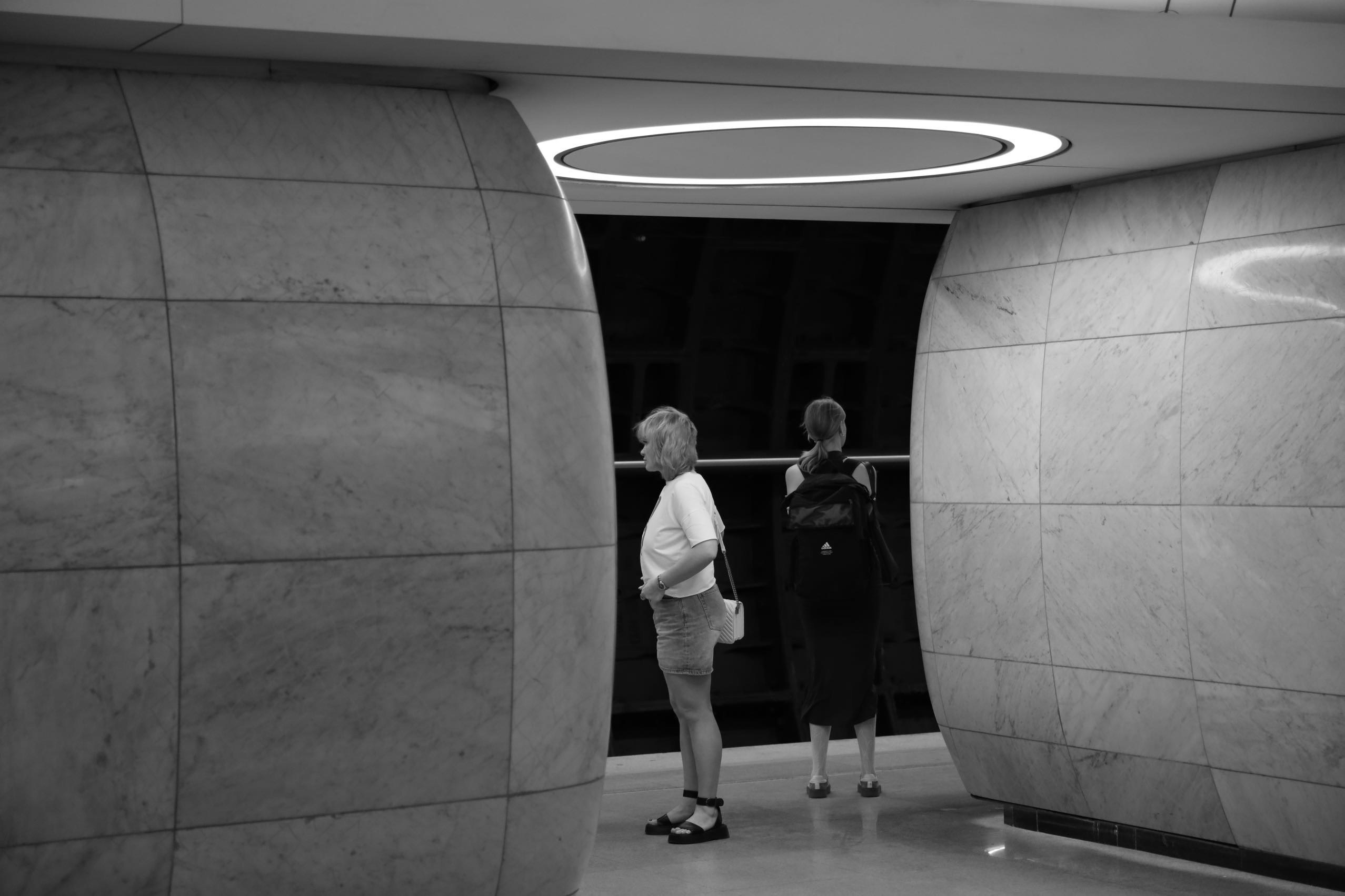 Серия «Метро. Пассажиры времени». ANNA PAVLIKOVSKAYA ЧЕРНО-БЕЛАЯ ФОТОГРАФИЯ — ЭТО Я