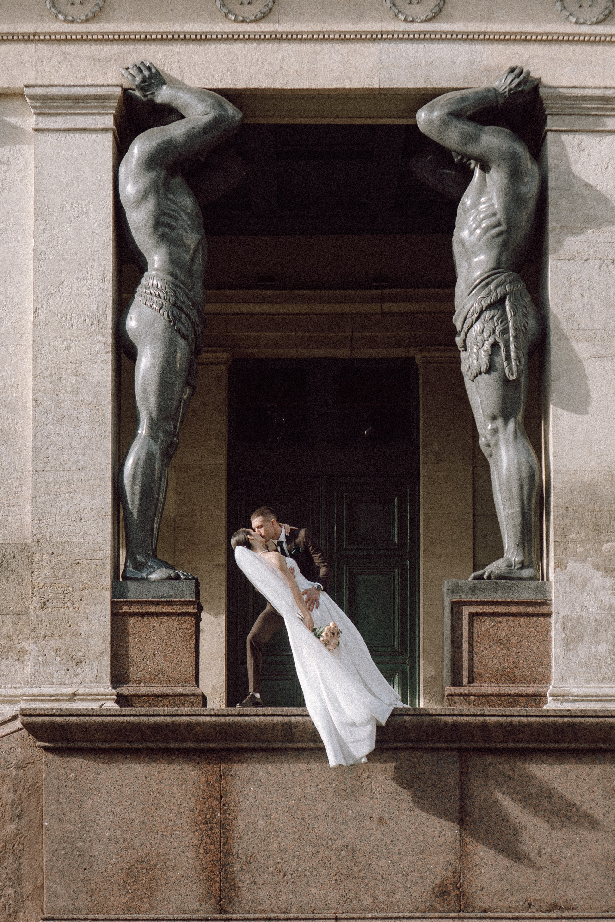 СВАДЕБНАЯ ПРОГУЛКА В САНТК-ПЕТЕРБУРГЕ (ИСАКИЕВСКИЙ СОБОР, ЗИМНЯЯ КАНАВКА, ЭРМИТАЖ И БОЛЬШАЯ МОРСКАЯ УЛИЦА). Профессиональный фотограф, Санкт-Петербург — Виктория Богомолова