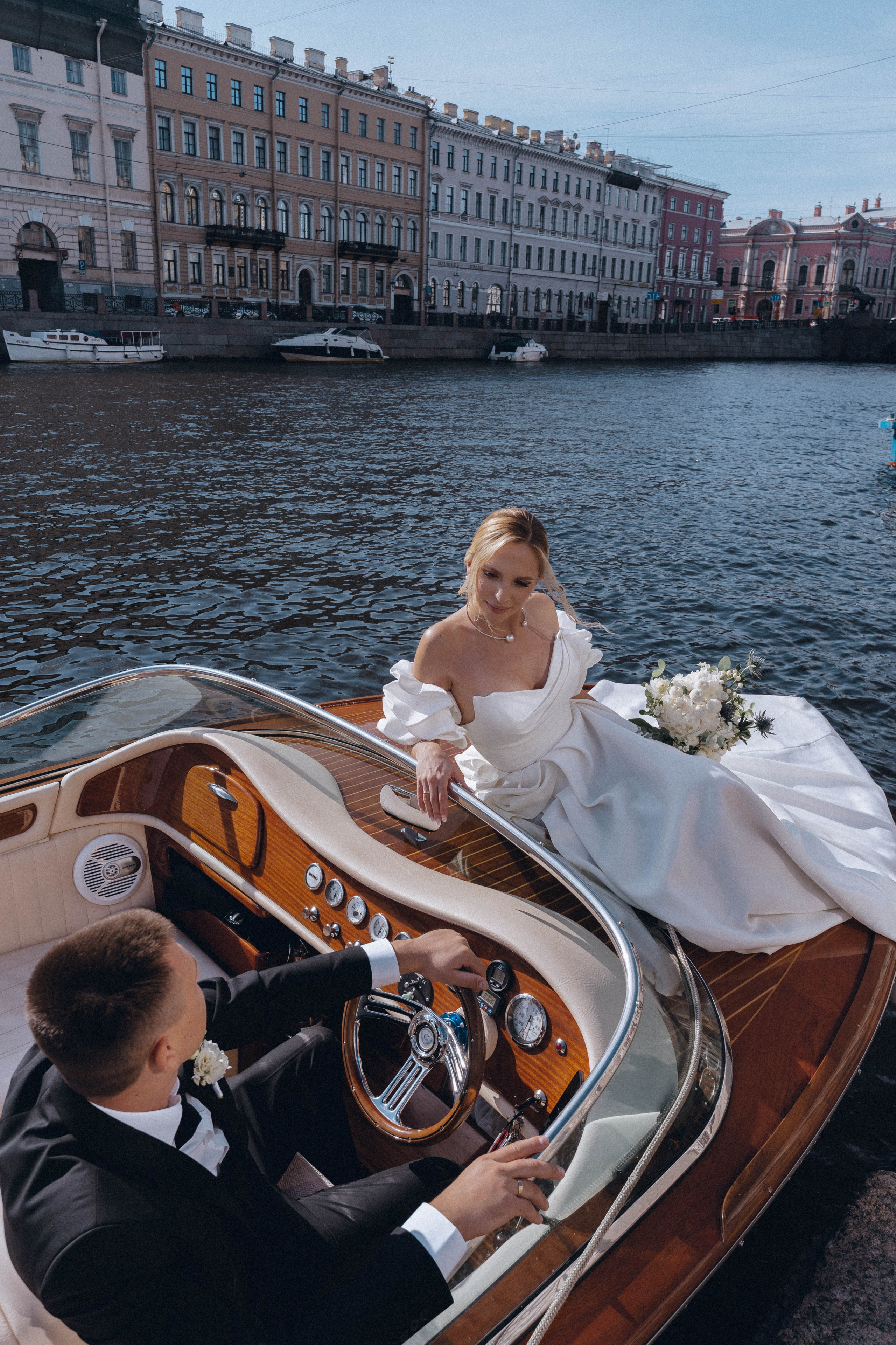 СВАДЕНБНАЯ СЬЕМКА НА КАТЕРЕ ПО КАНАЛАМ САНКТ-ПЕТЕРБУРГА И В АКВАТОРИИ НЕВЫ. Профессиональный фотограф, Санкт-Петербург — Виктория Богомолова