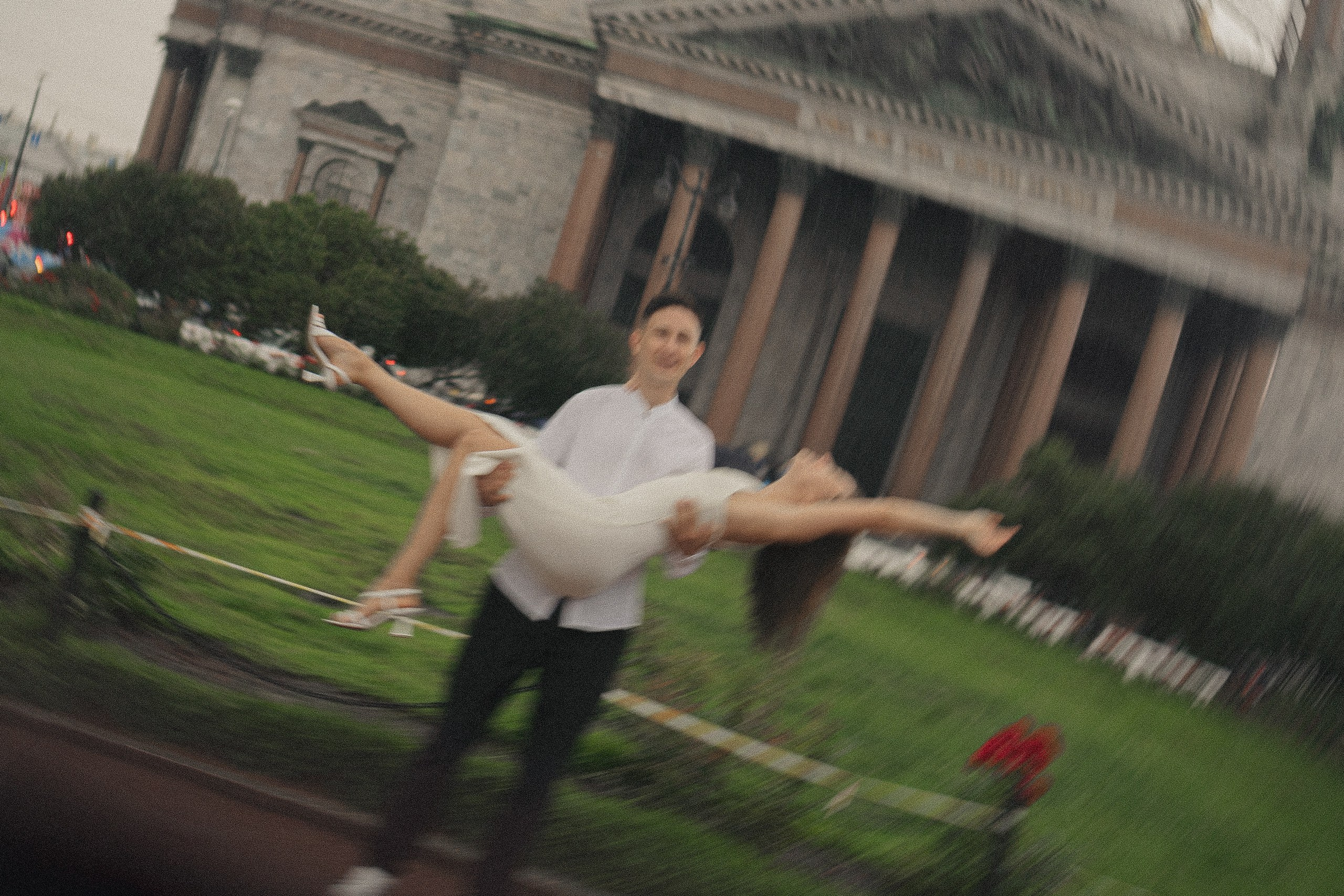 СВАДЕБНАЯ ФОТОСЕСИСИЯ В МЕТРО И ВОЗЛЕ ИСАКИЕВСКОГО СОБОРА В ДОЖДЬ. Профессиональный фотограф, Санкт-Петербург — Виктория Богомолова