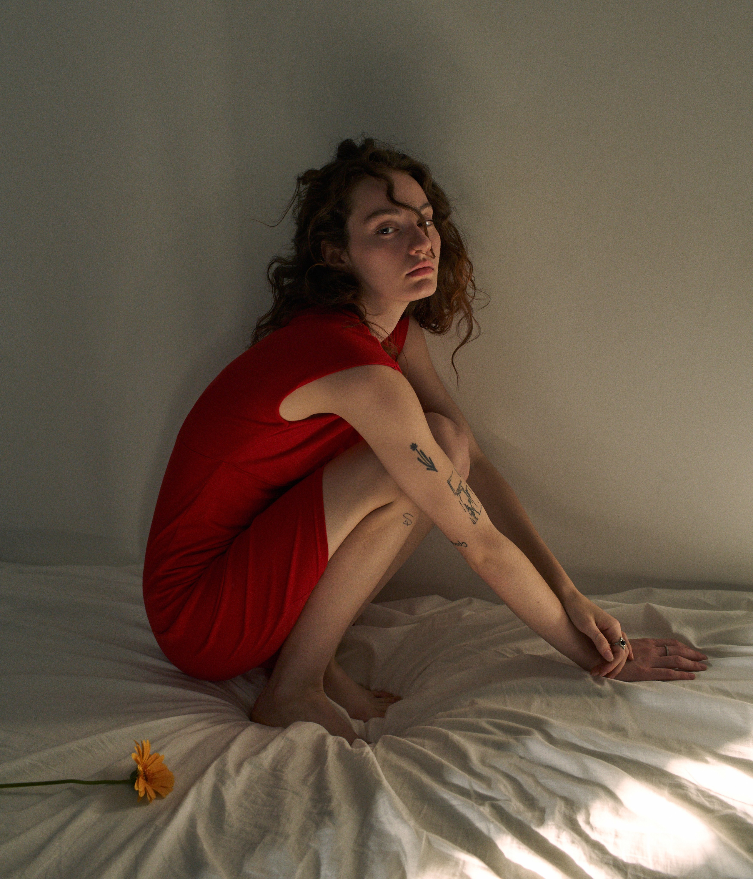 Девушка в лучах закатного солнца