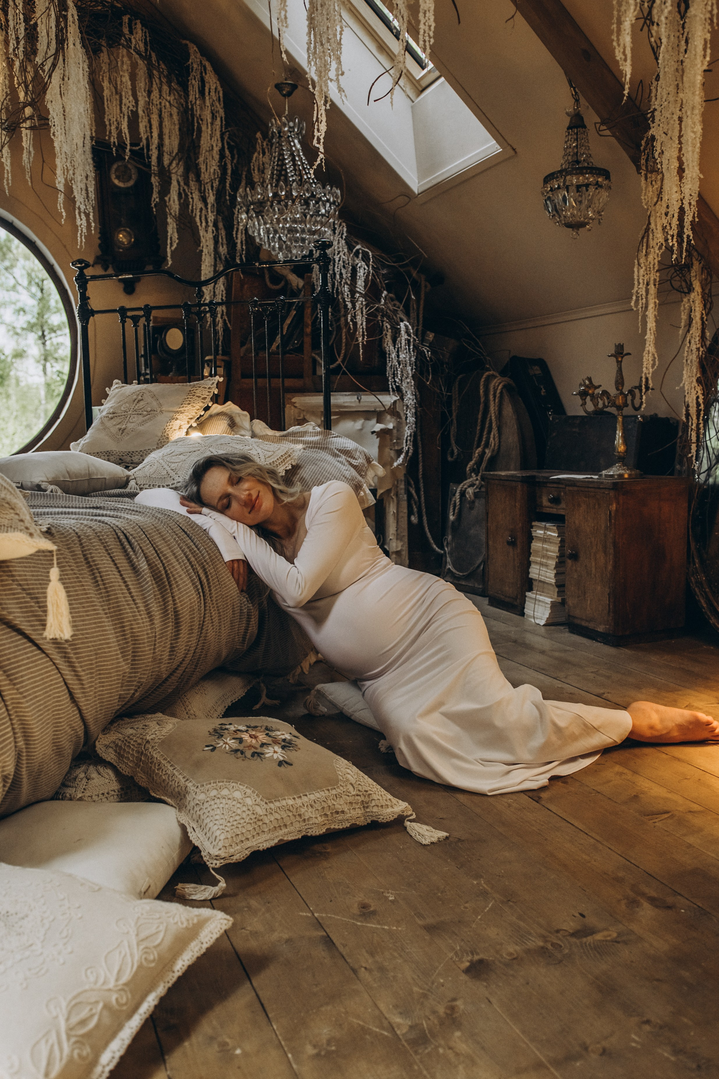 На заброшенном чердаке. Гаврилова Настя семейный фотограф lifestyle в Москве