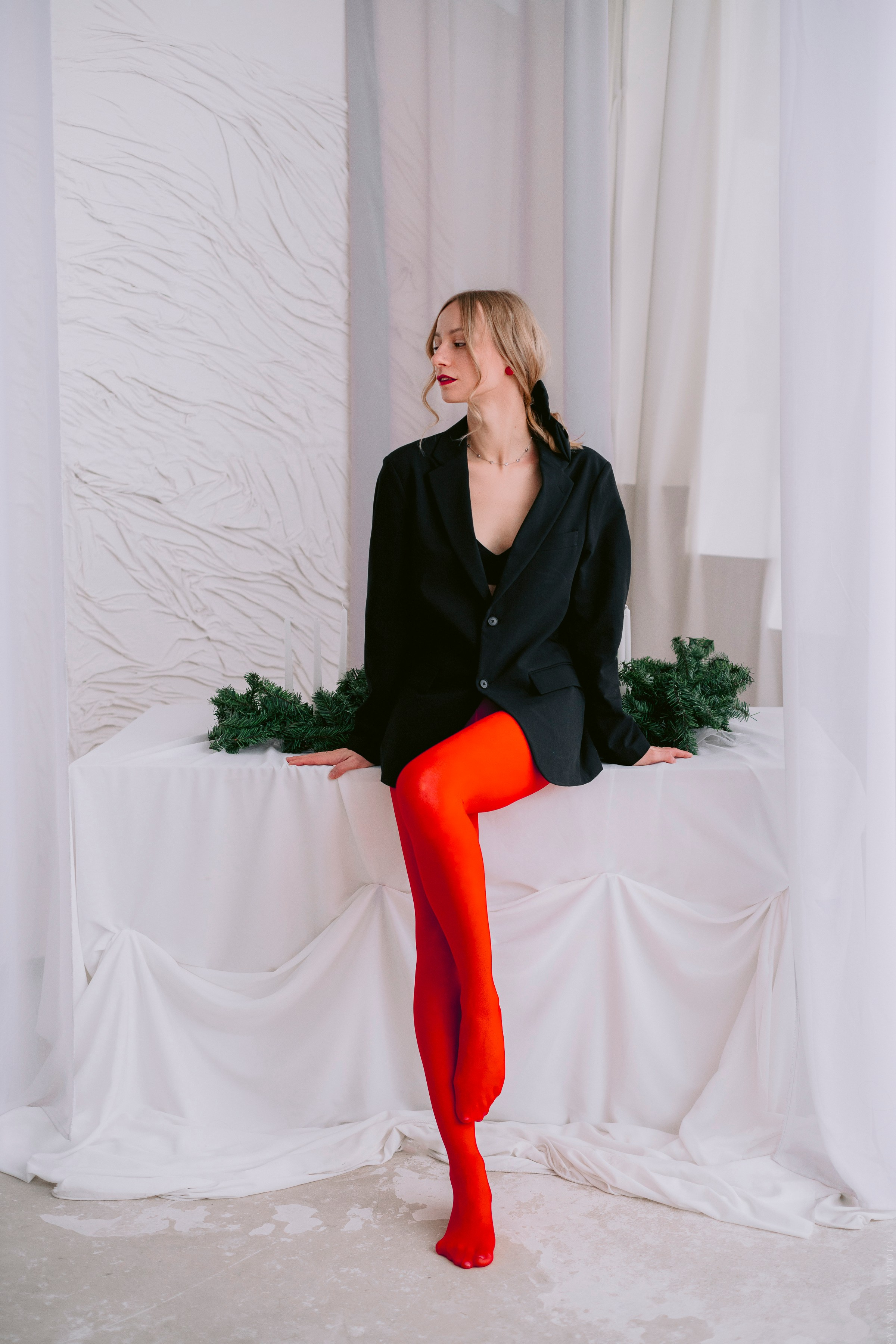 Стильная фотосессия в красных колготках