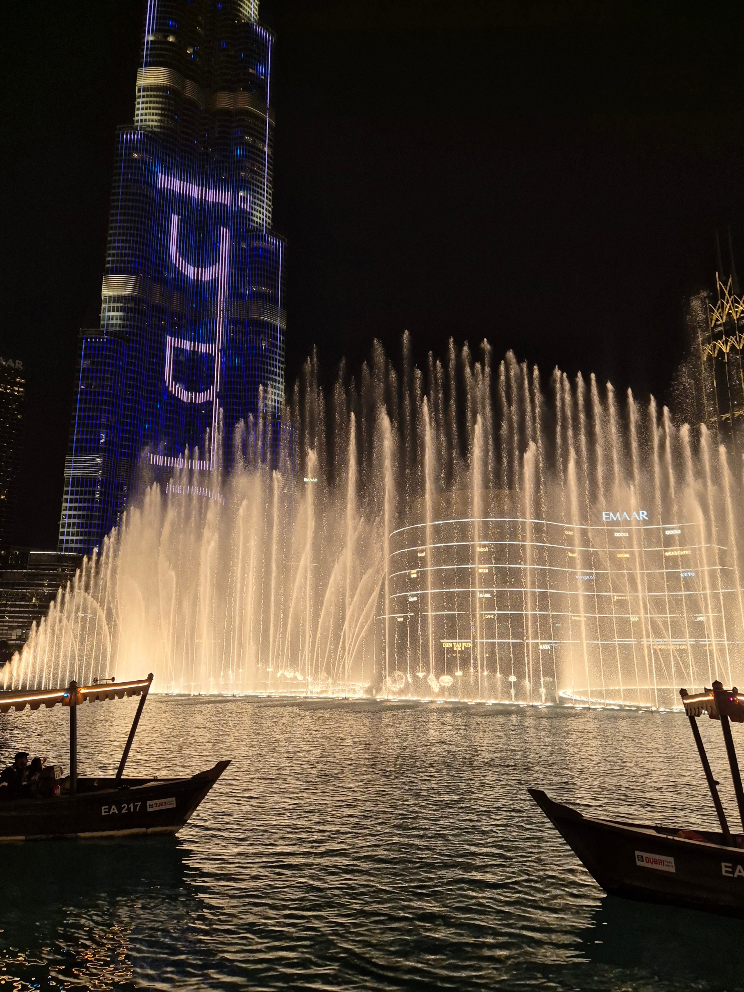 Но оказалось, что шоу в Дубае всего 5 минут - одна композиция