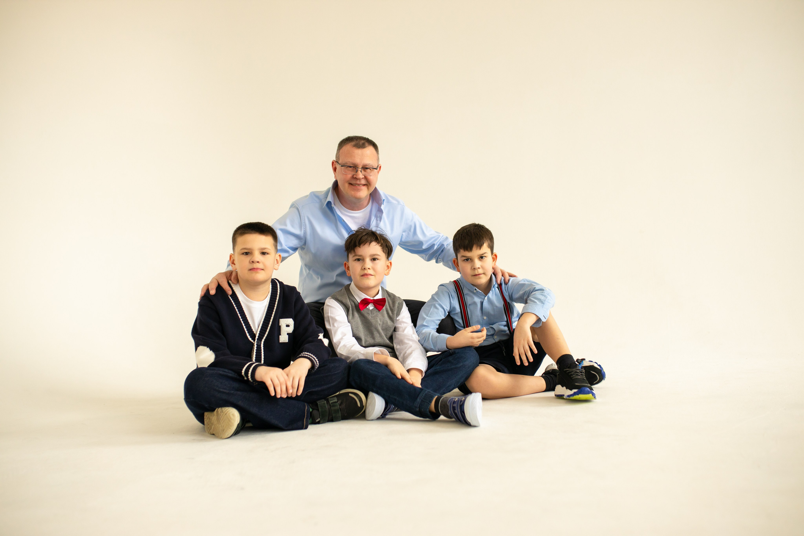 Семейная фотосессия на циклораме с естественным светом. Фотограф в Железнодорожном и Балашихе