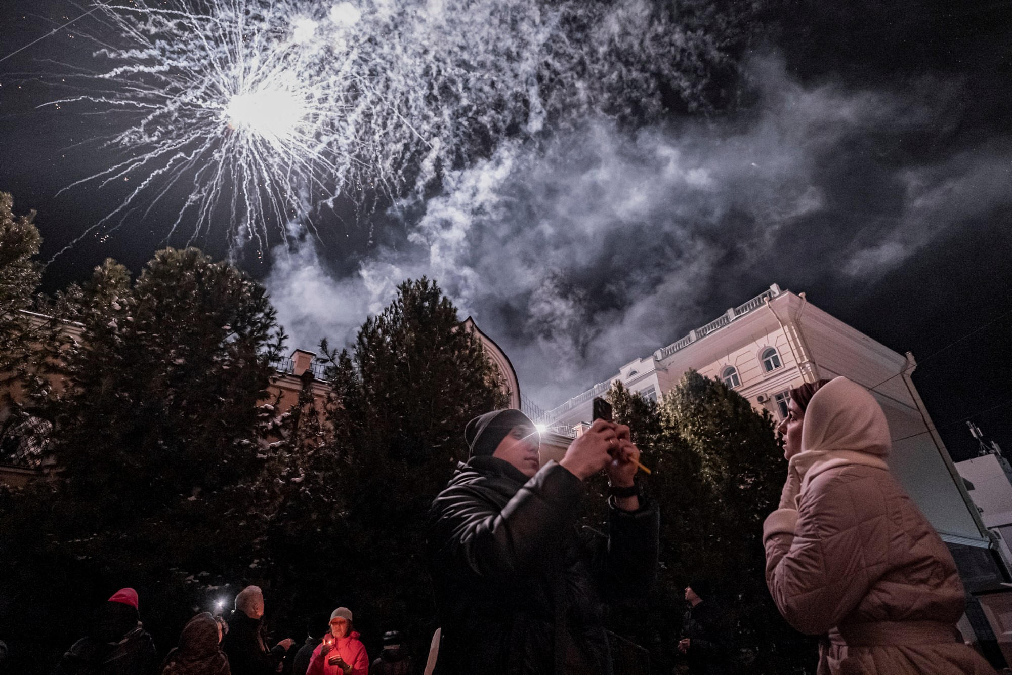 Никита Гольцов фотограф; Пасхальная служба у православных; Пасха; Служба в церкви; Репортажный фотограф в Томске;
