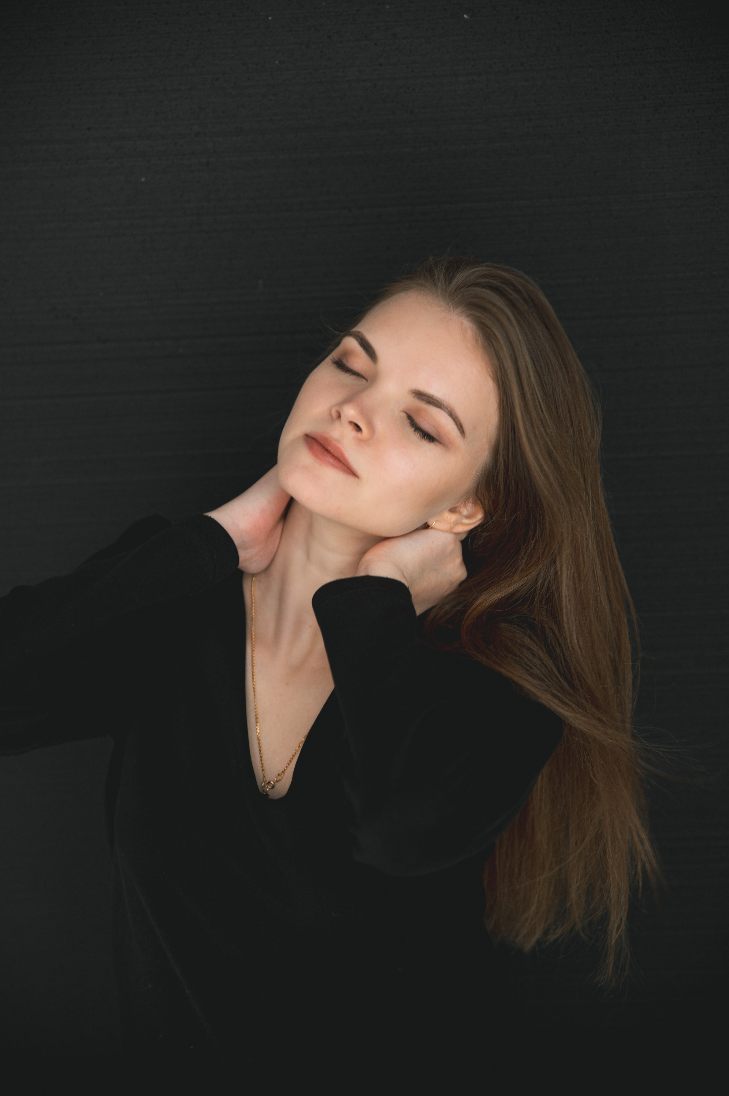 Предсвадебная лавстори в студии в Москве. Свадебный и портретный фотограф в Москве Жердев Даниил