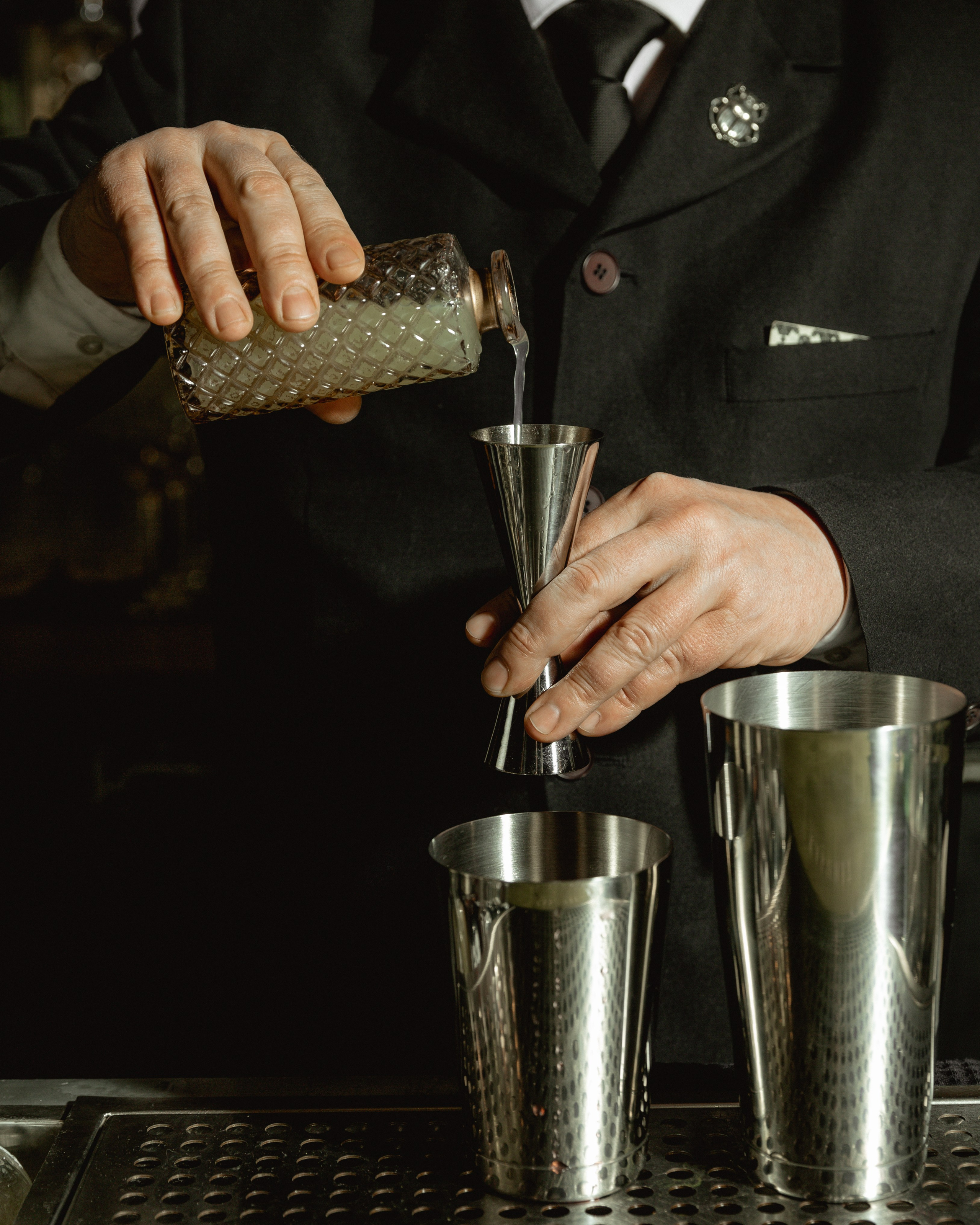 визуальный контент для бара: бармен работает с шейкером и бокалами фудсъемка