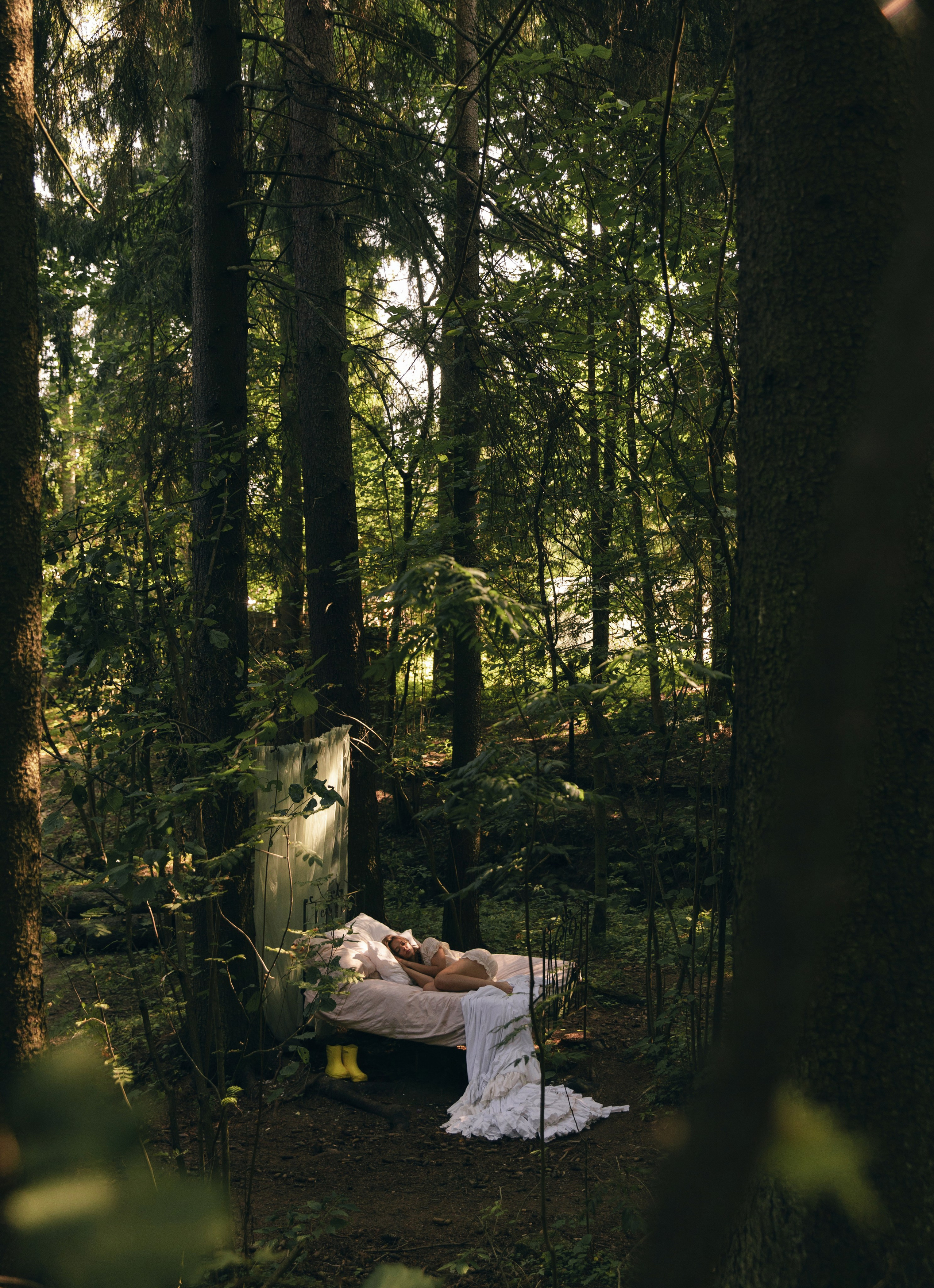 ПАРОЧКА В ЖЕЛТЫХ САПОЖКАХ С РАЙОНА