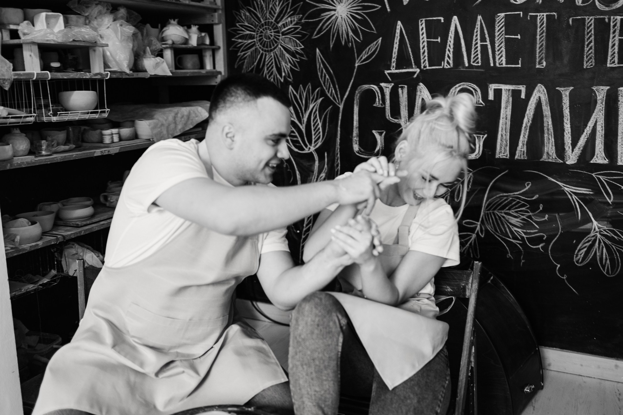  Пара за гончарным кругом в мастерской Ярославля с глиной  