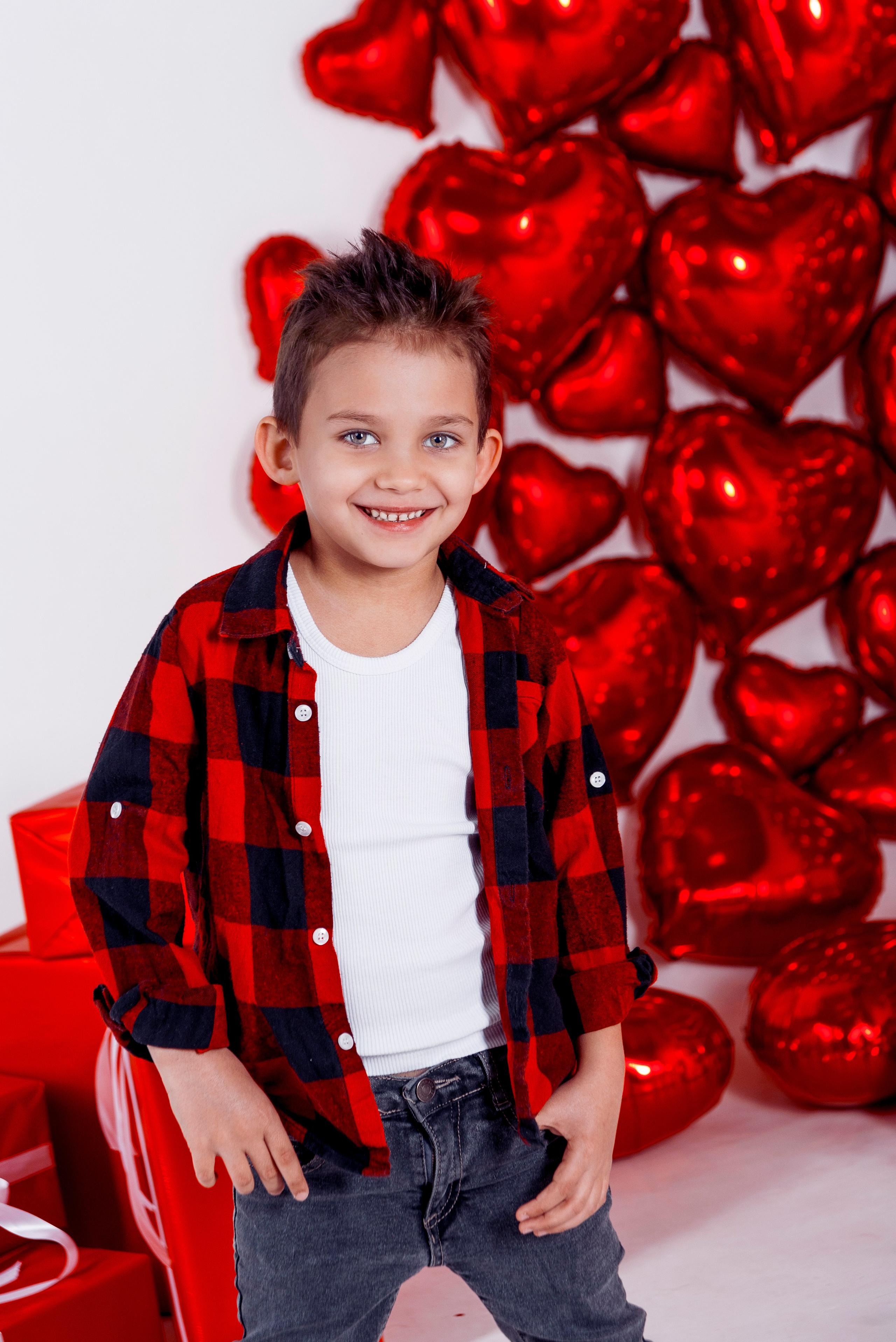 Детская фотосессия с красными сердцами в фотостудии Сочи. Детский студийный фотограф Сочи