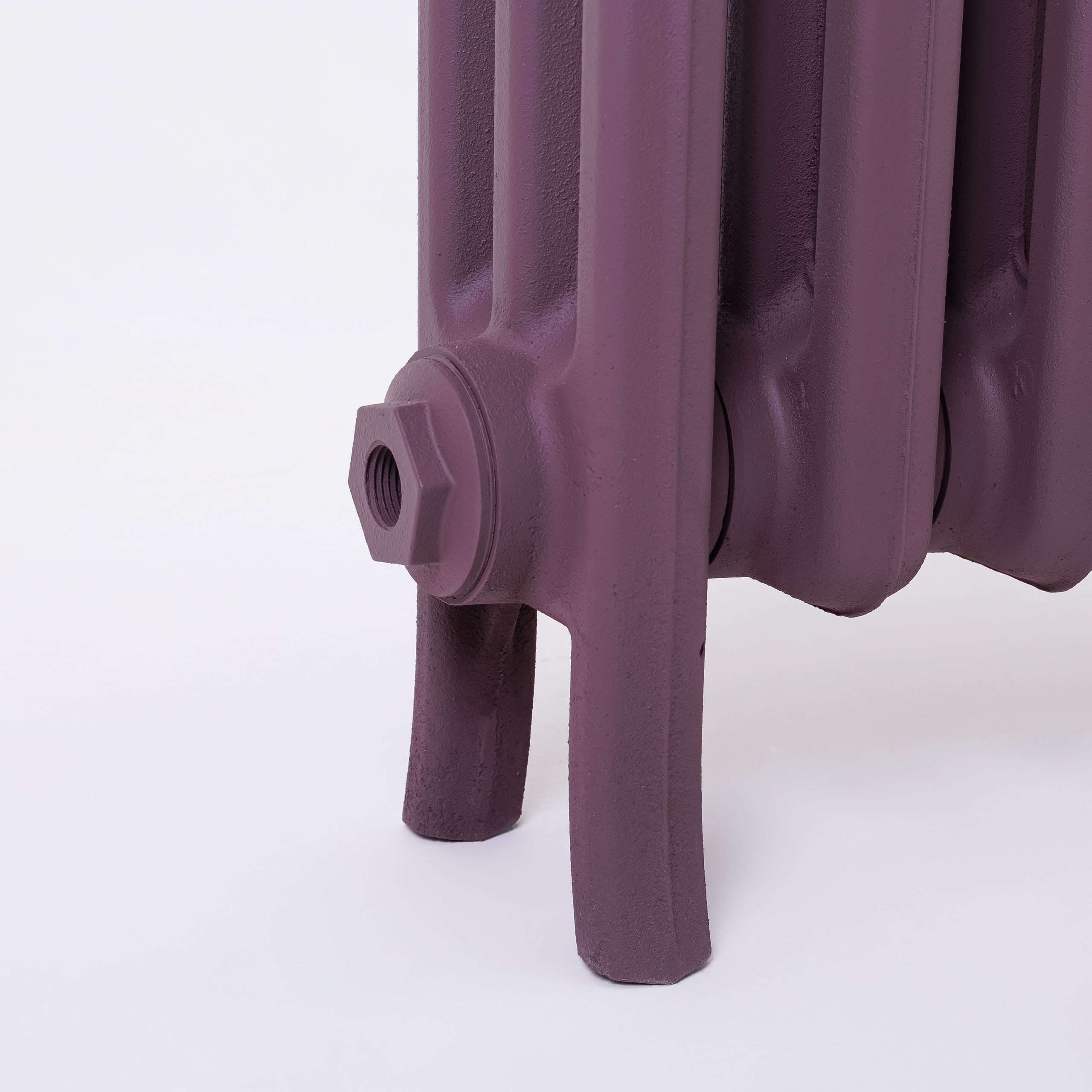 Предметные фотографии дизайнерских радиаторов отопления в стиле ретро