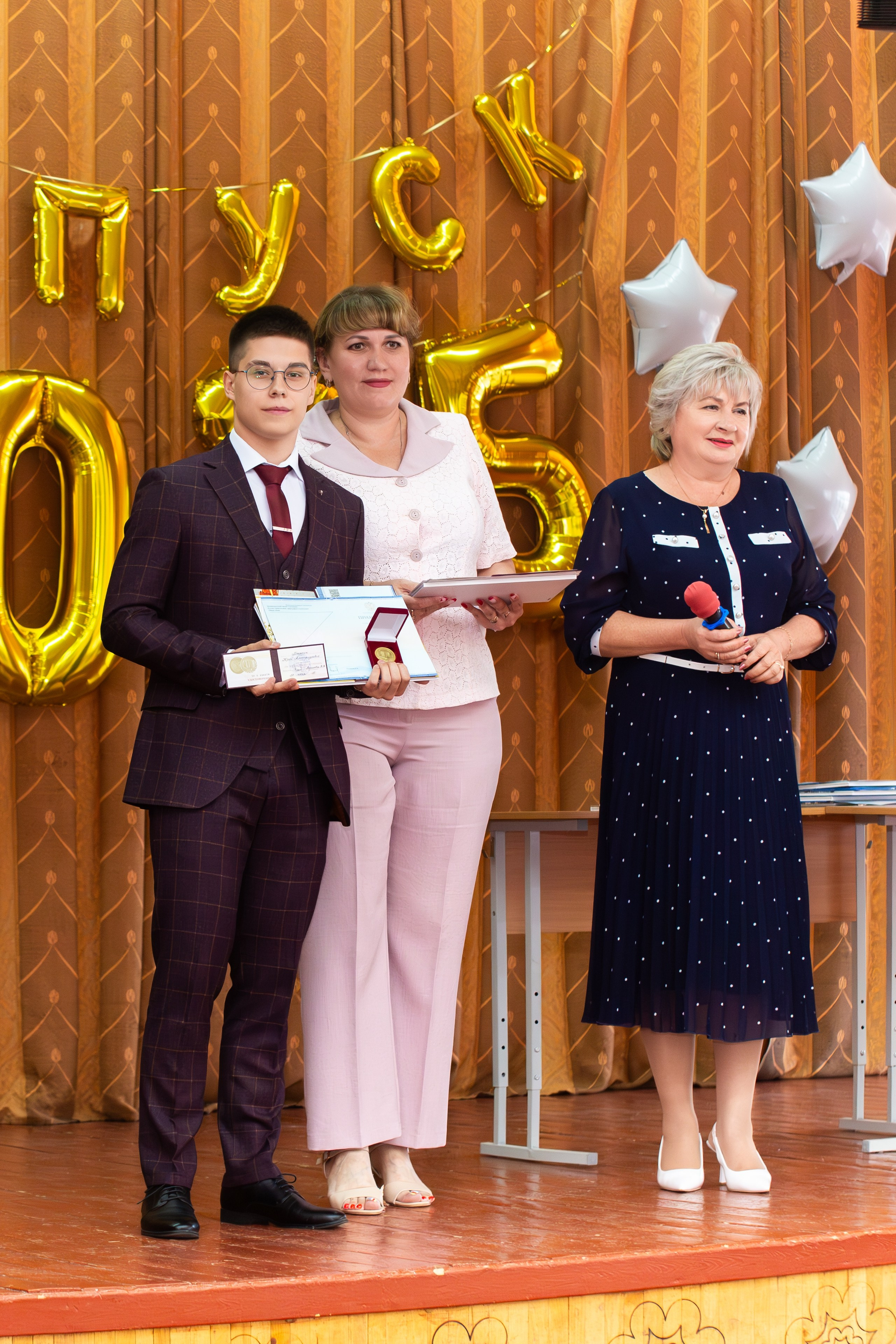 ВРУЧЕНИЕ ДИПЛОМОВ 2025 9 ШКОЛА Г.МЦЕНСК. Профессиональный фотограф в Мценске и Орловской области