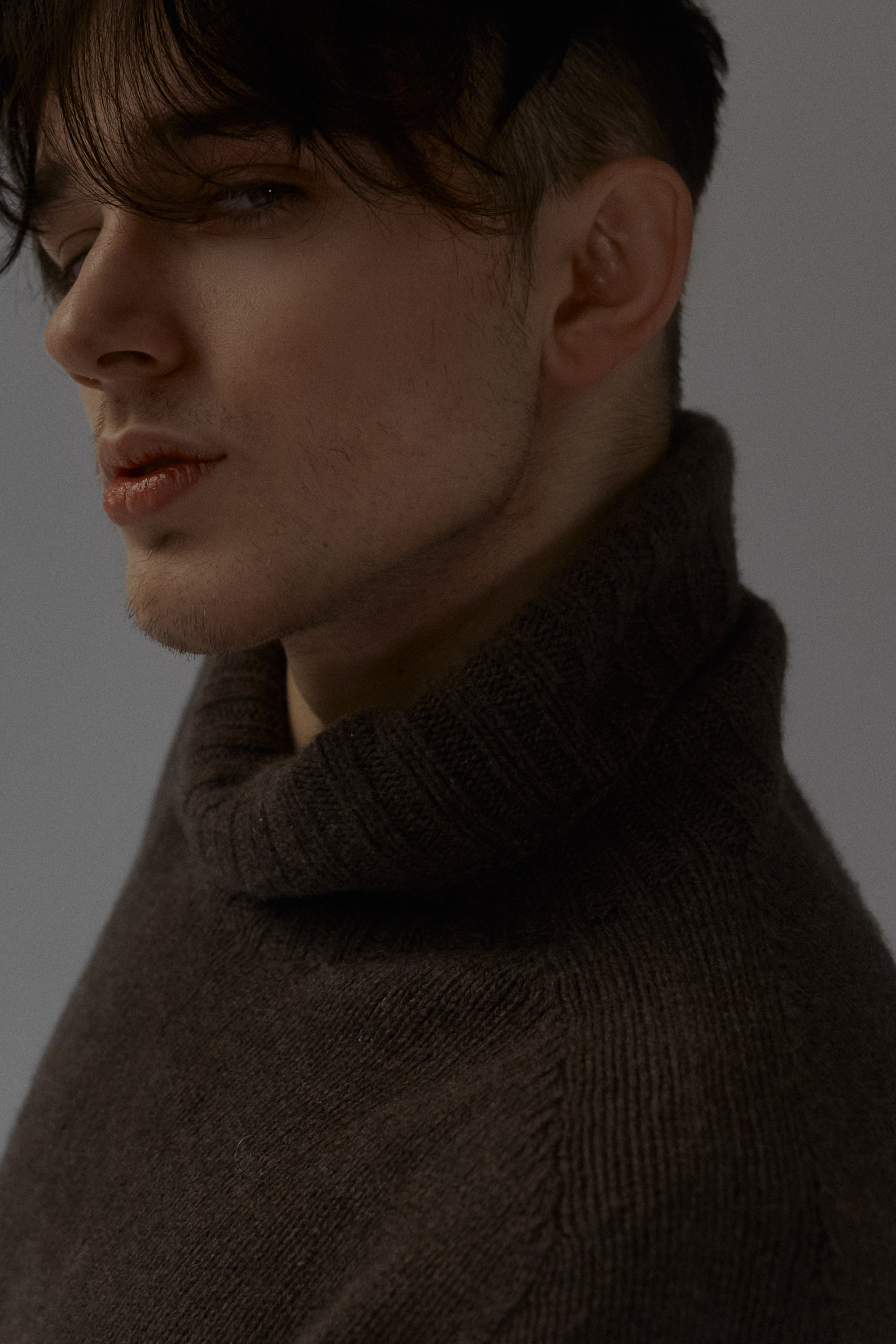 Мужчина в студийном портрете с мягким светом