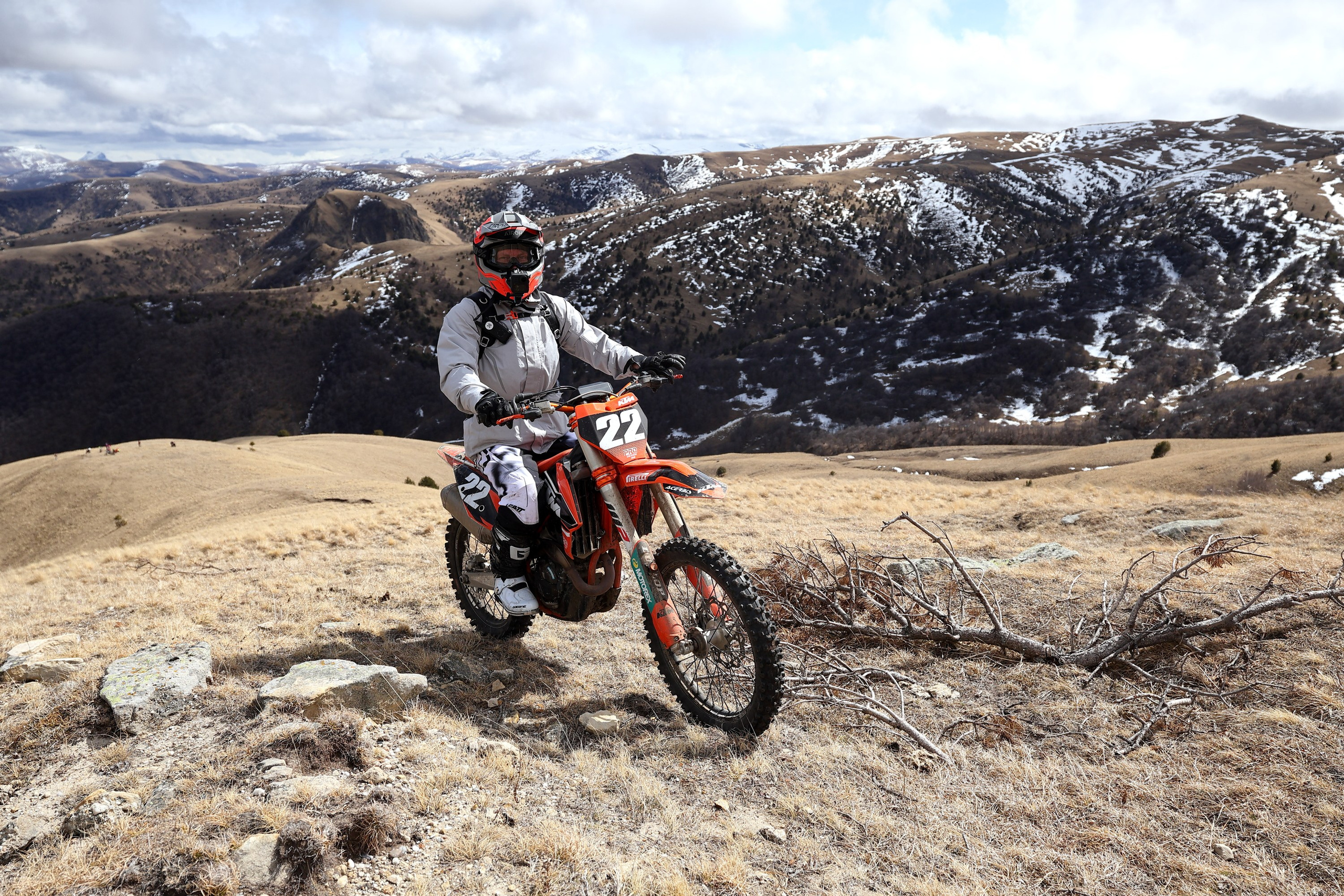 Репортажная фотосъемка выезда на эндуро мотоциклах в Кисловодск с НашиТуры. Плато Бермамыт