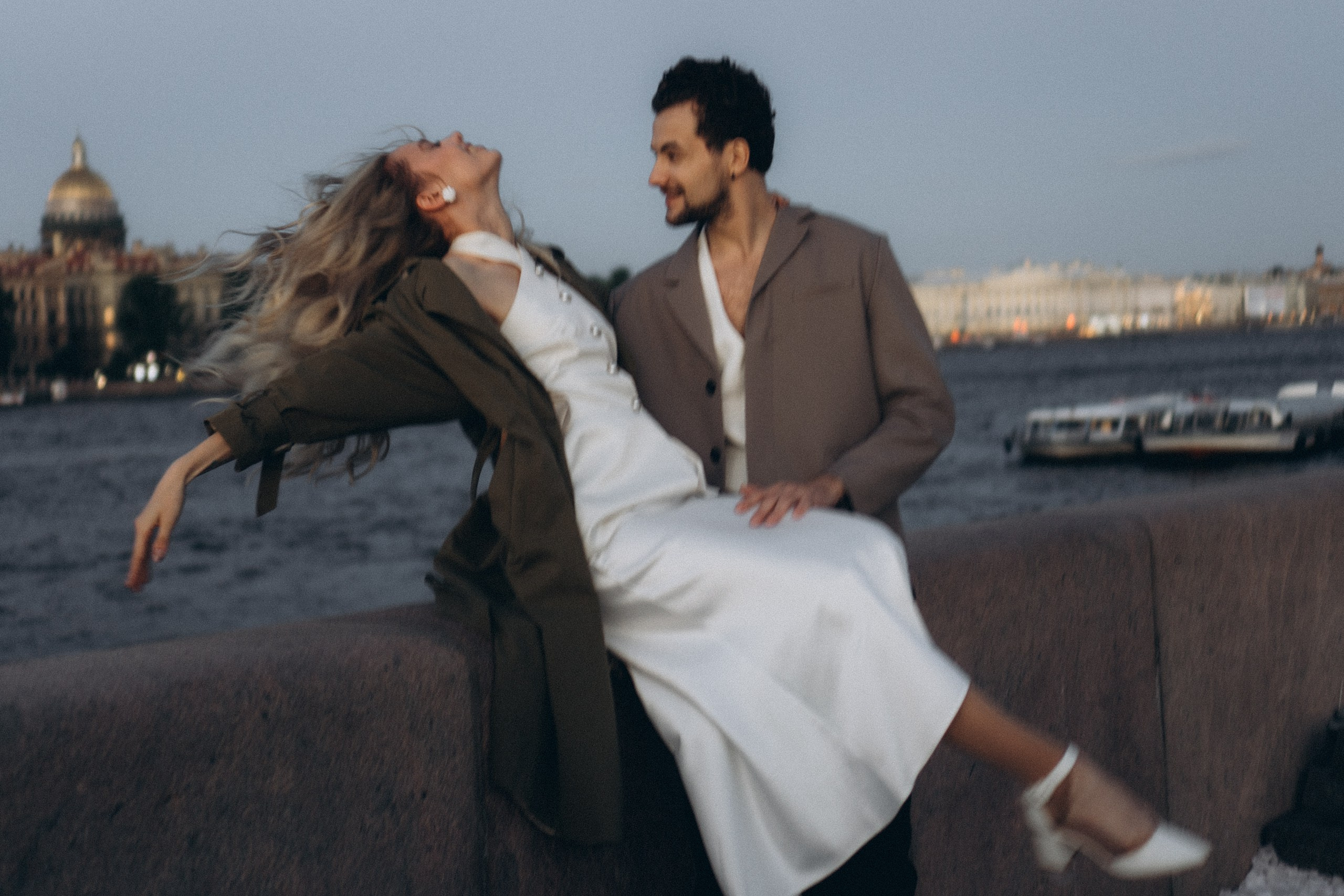 СВАДЕБНАЯ СЬЕМКА ПАРЫ НА РАССВЕТЕ В БЕЛЫЕ НОЧИ И ПРОГУЛКА С РАЗВОДНЫМИ МОСТАМИ И ПИКНИК ВОЗЛЕ ИСАКИЕВСКОГО СОБОРА. Профессиональный фотограф, Санкт-Петербург — Виктория Богомолова