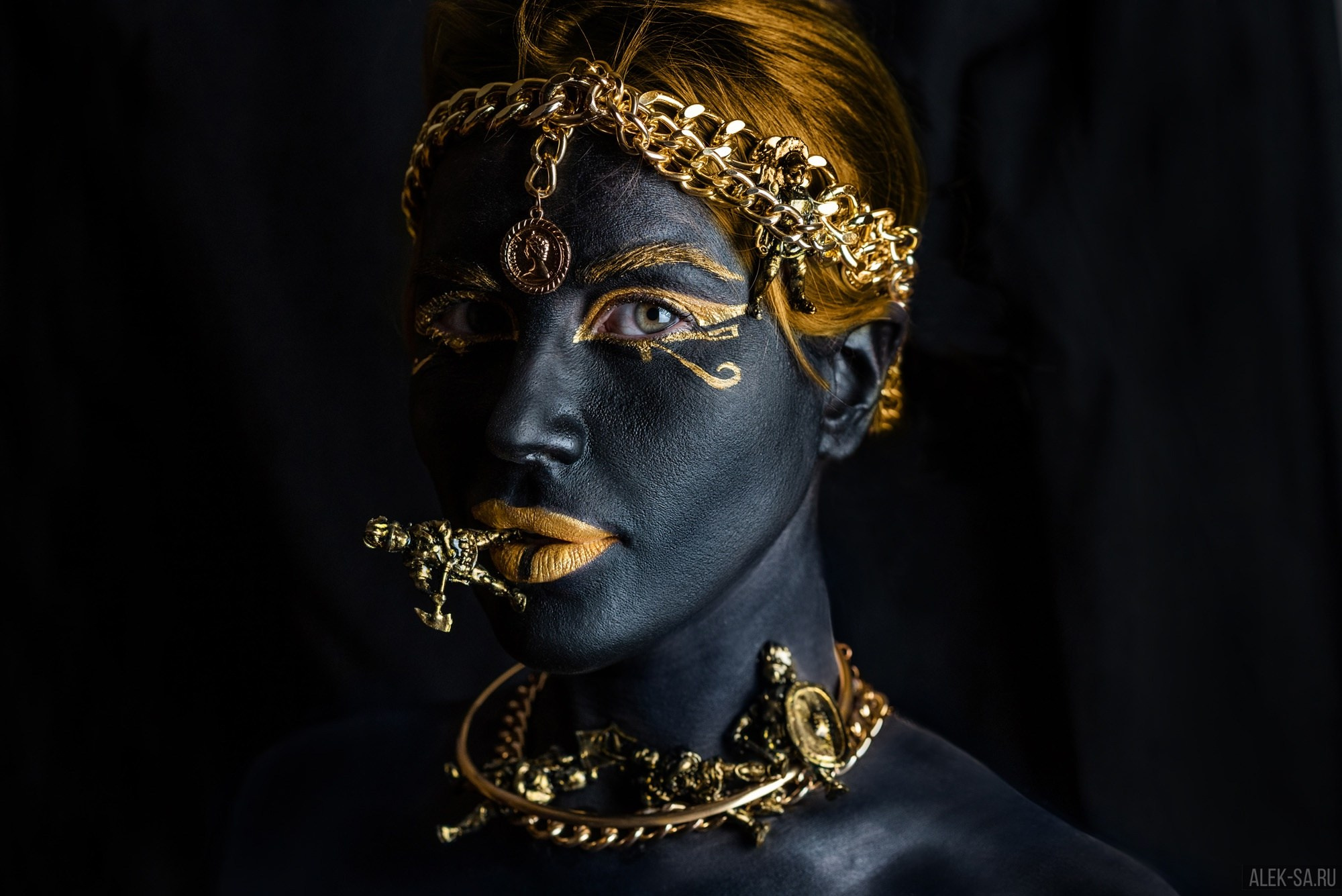 Тёмный портрет в золоте и цепях — креативная студия, Краснодар