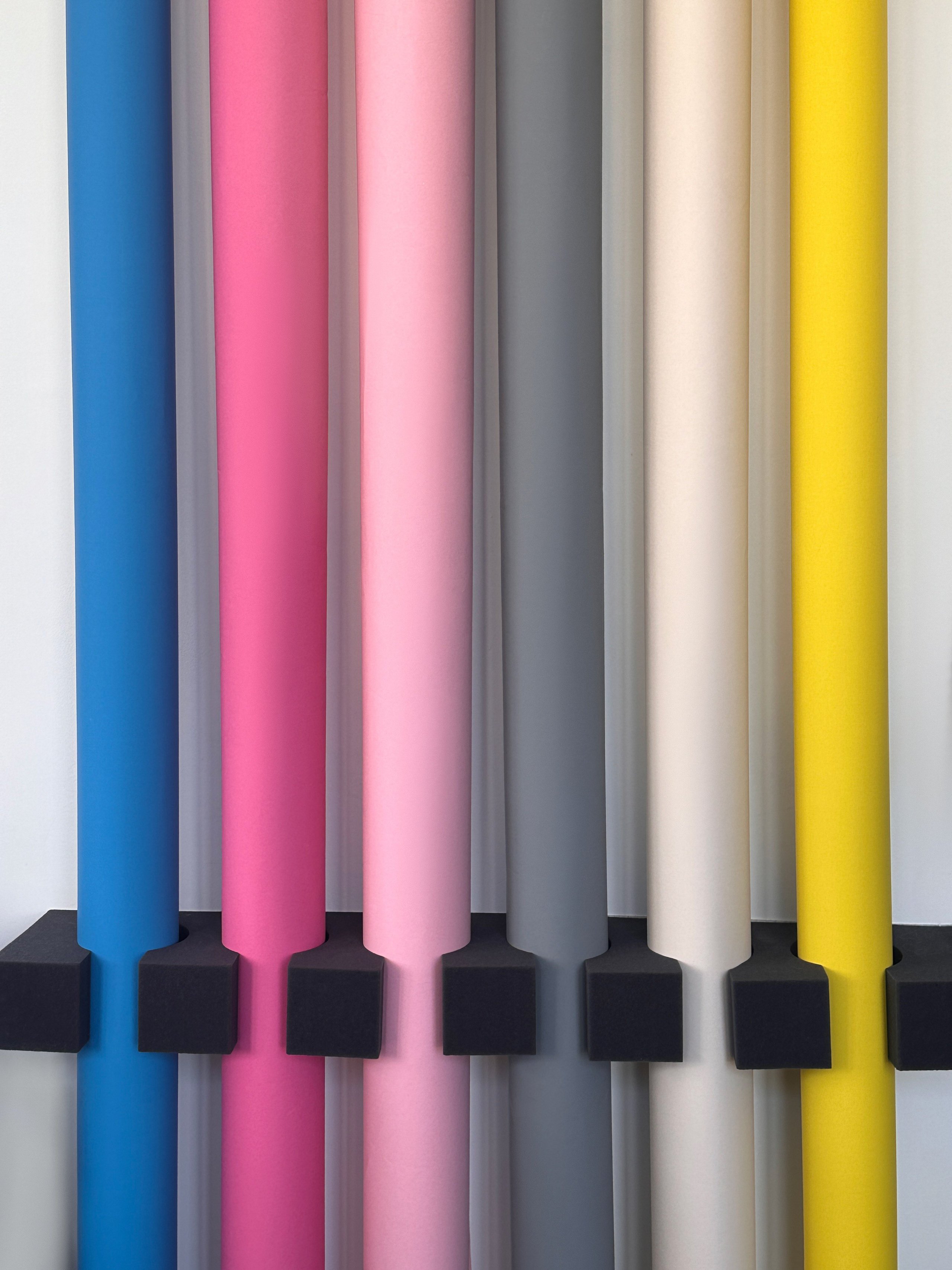 полотно 3 м в ширину, раскатка до полна входит в стоимость, раскатка до 3 метров - 500 руб