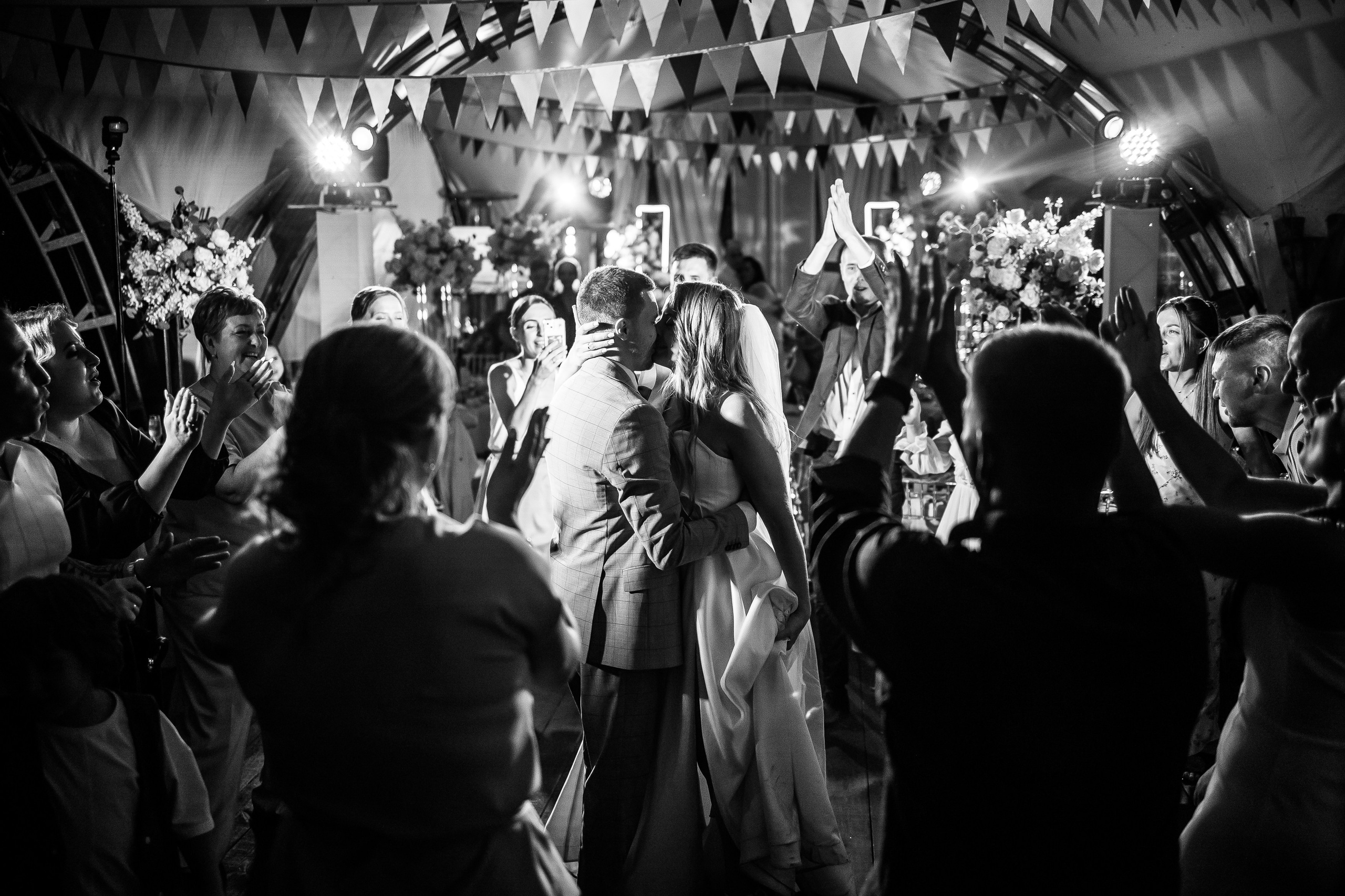 атмосфера праздника и любви в каждом кадре