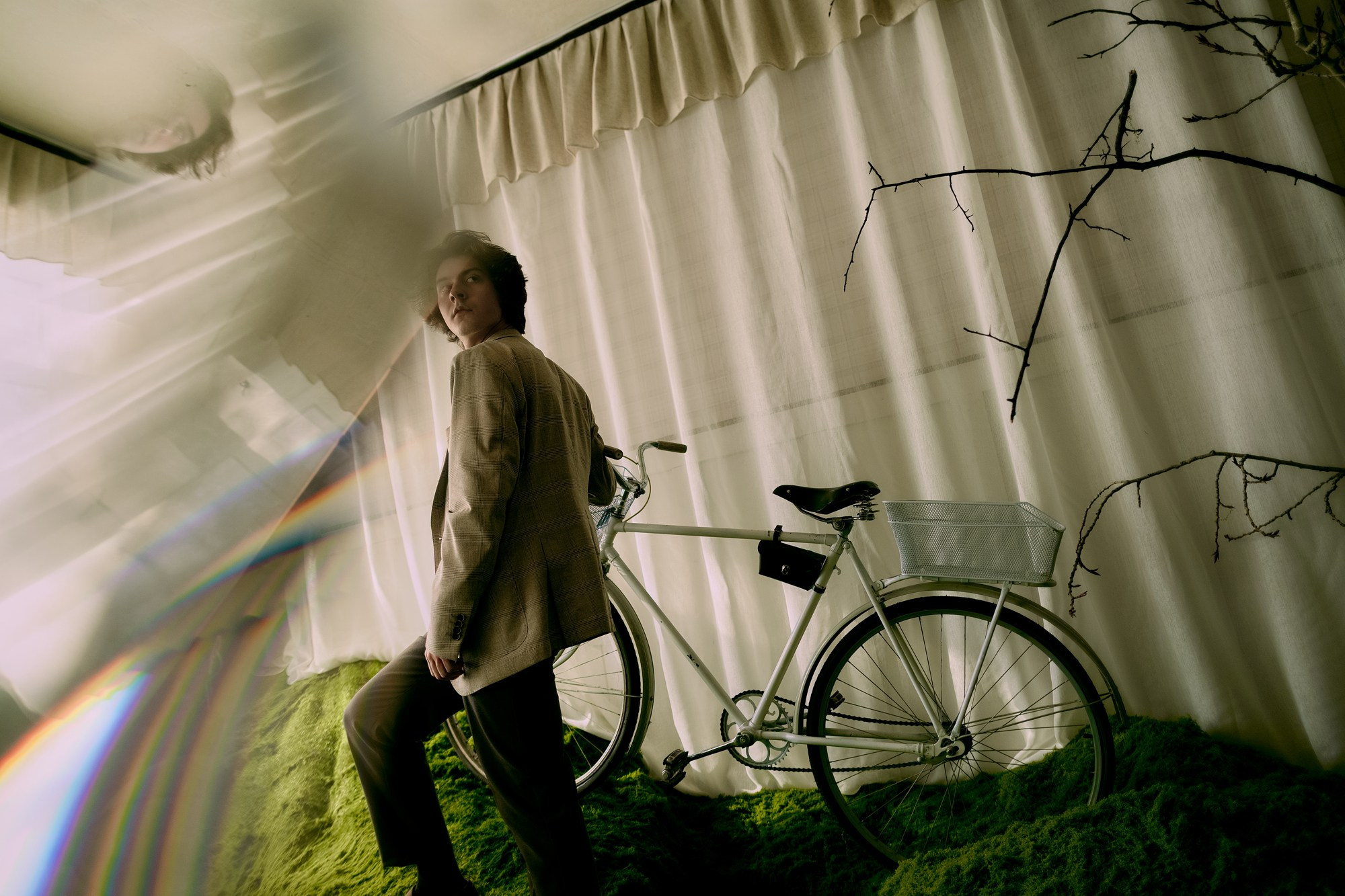 Эстетичный мужской силуэт с велосипедом на мху