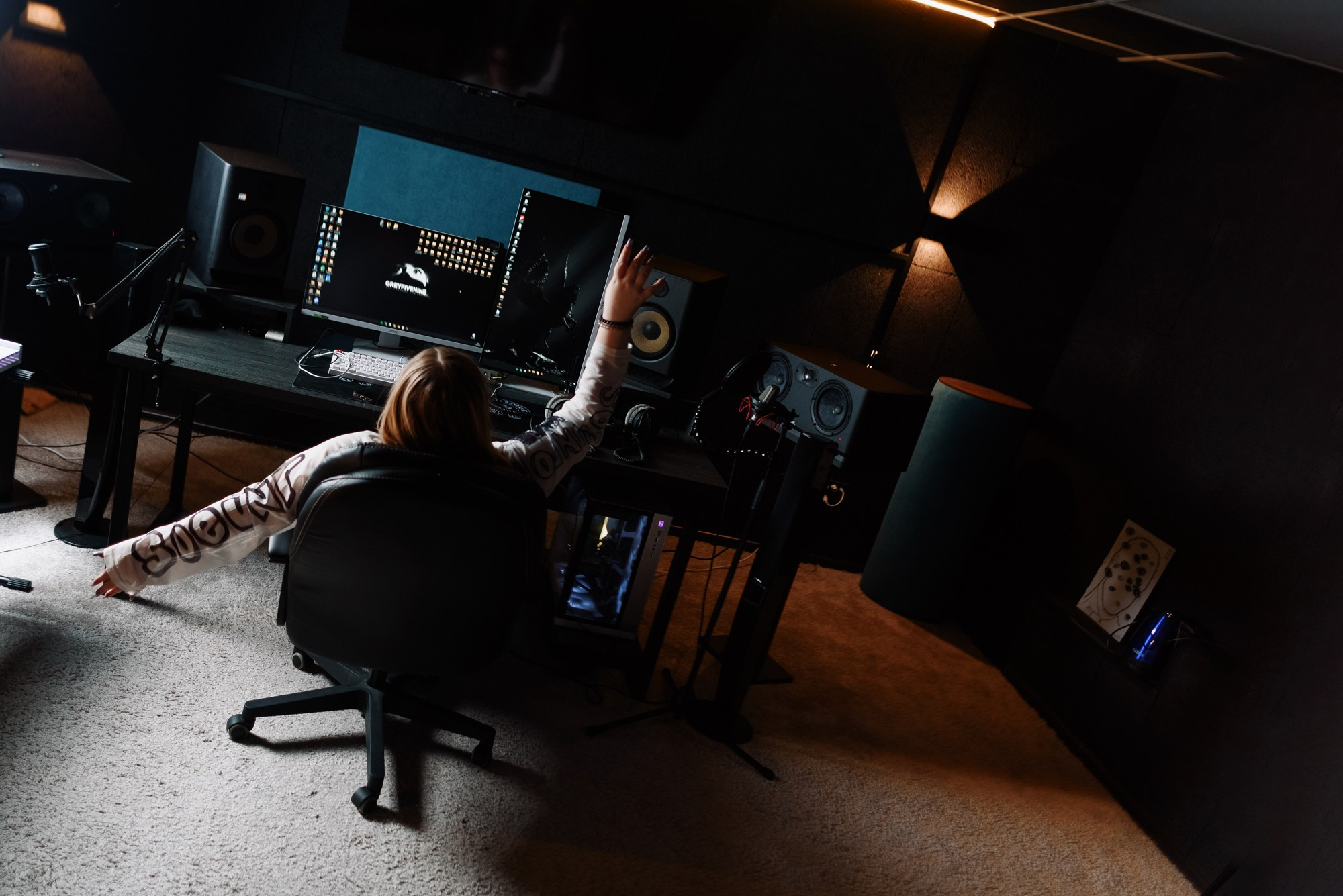 Семейная фотосессия на студии звукозаписи в Тюмени — мама и дочка. Портретный фотограф Тюмень Дарья Мустафина