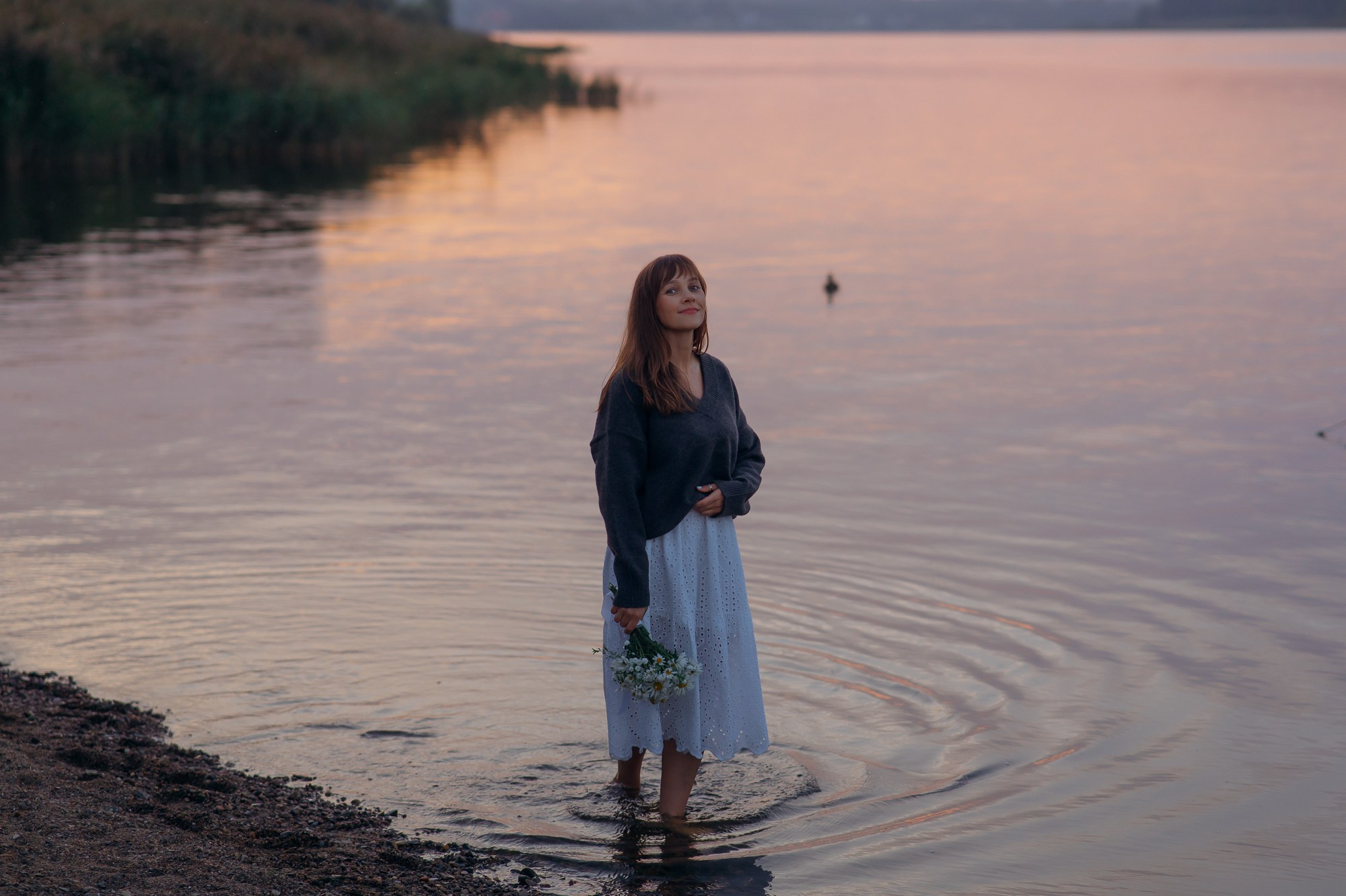 Индивидуальная летняя фотосессия на берегу реки. Свадебный и репортажный фотограф в Ярославле Евгений Сальников