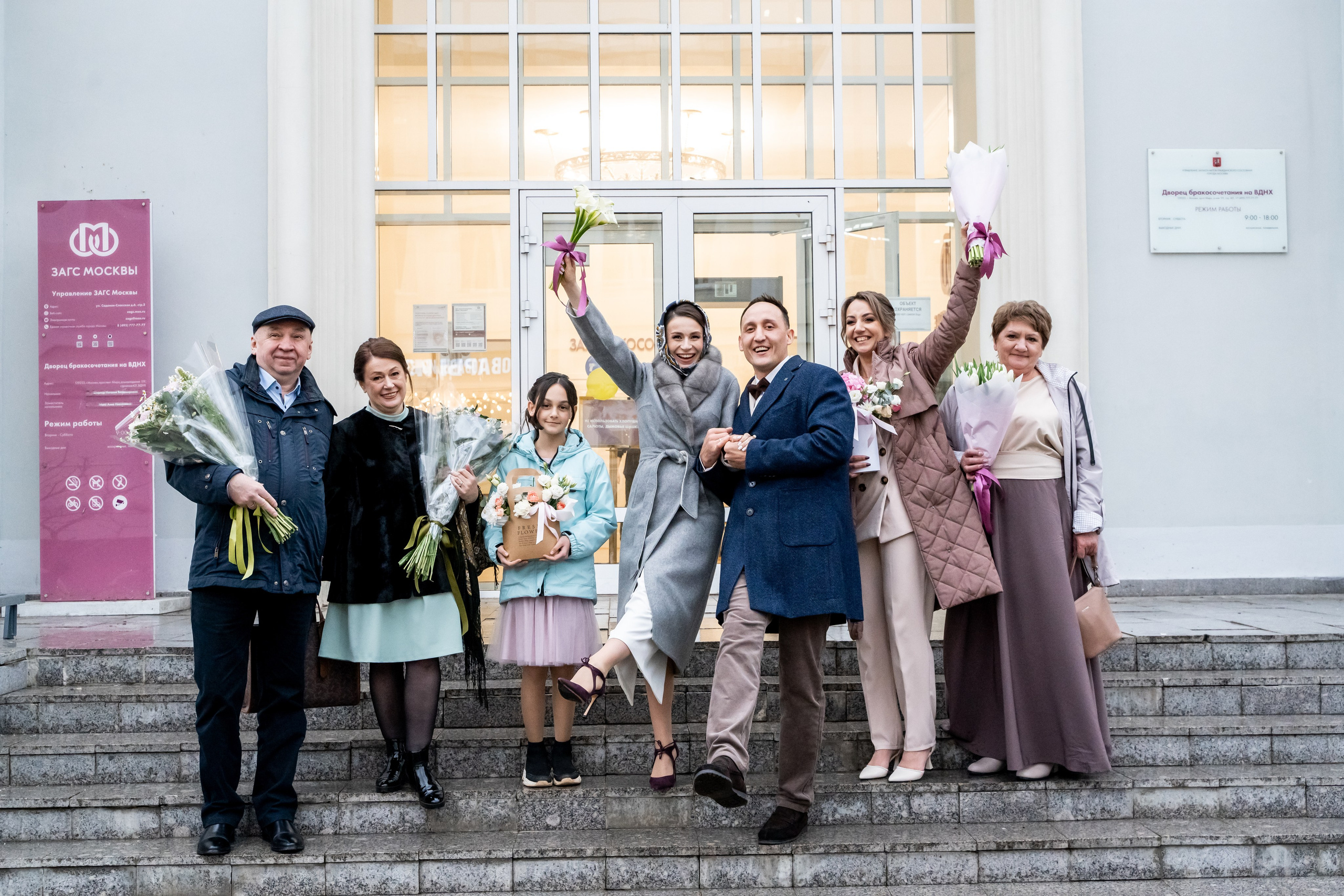 Свадебный фотограф в Москве. Свадебный фотограф Видное, Бутово, Домодедово, Щербинка, Царицыно. Свадебная фотосессия и сборы невесты в отеле Soluxe. Регистрация брака во дворце бракосочетания ВДНХ. Свадьба на ВДНХ. Свадебная фотосессия с ретро автомобилем Чайка. 