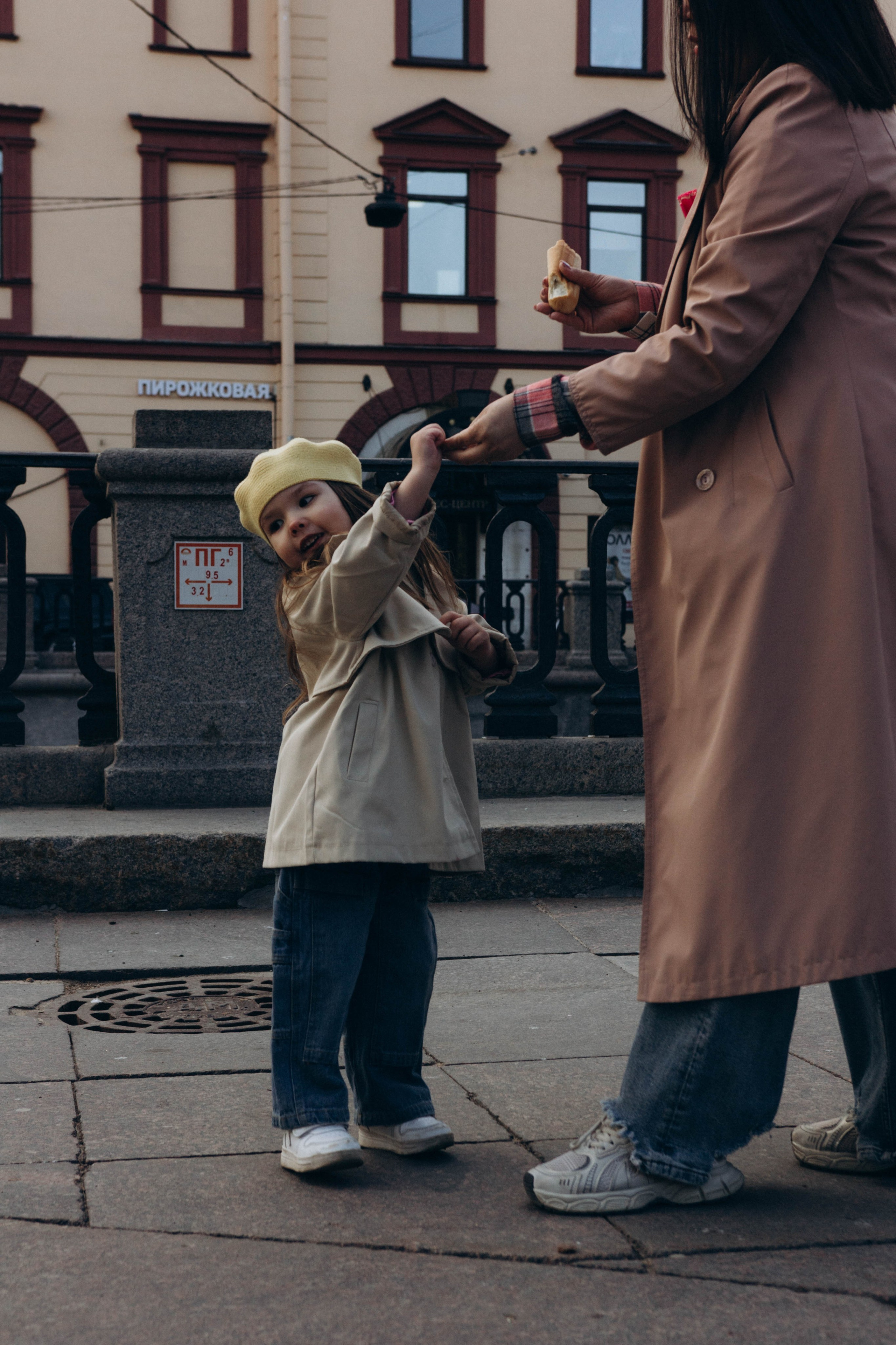 кормят голубей на прогулке