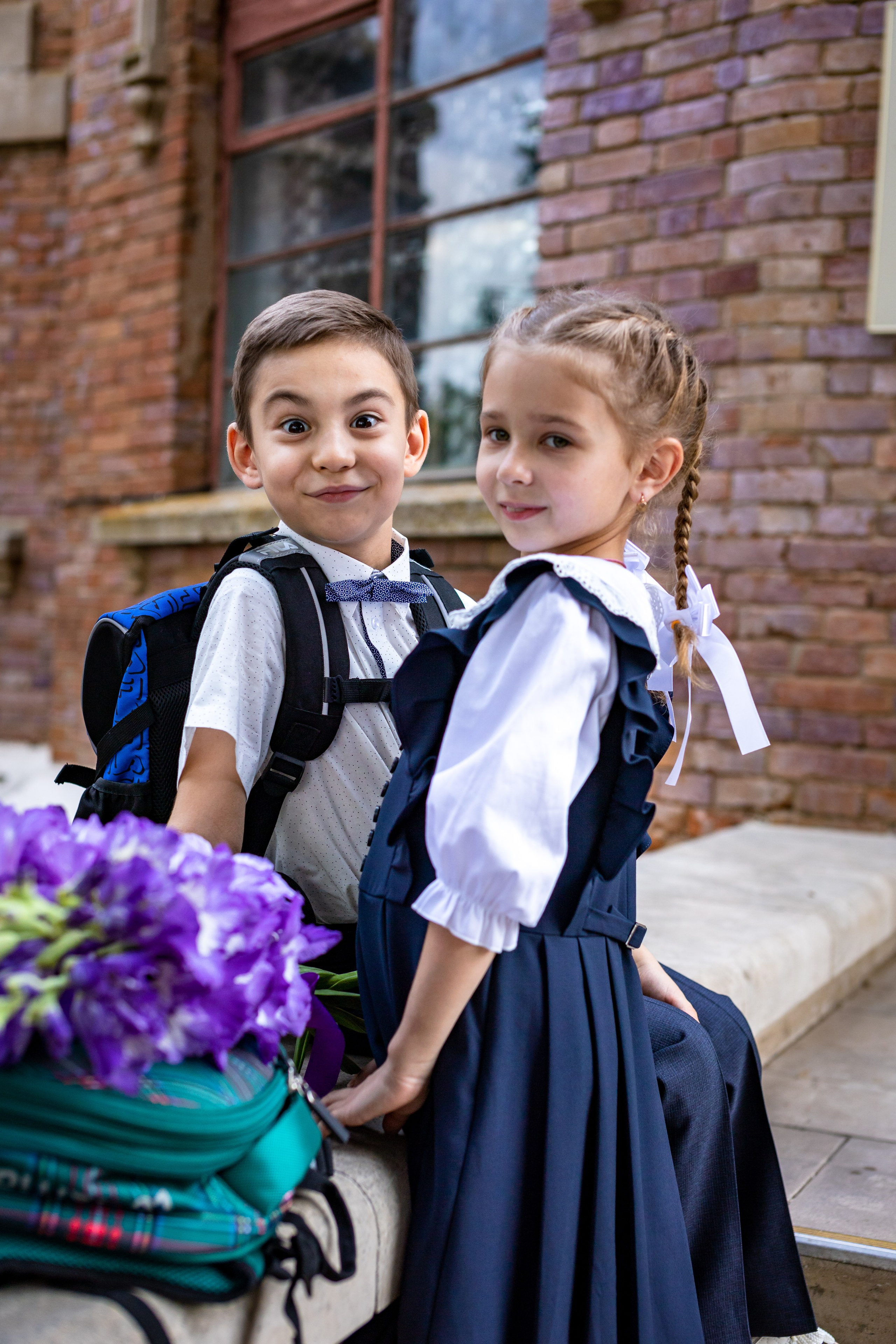 Рома и Белла идут в школу. Фотограф в Оренбурге. Профессиональный фотограф