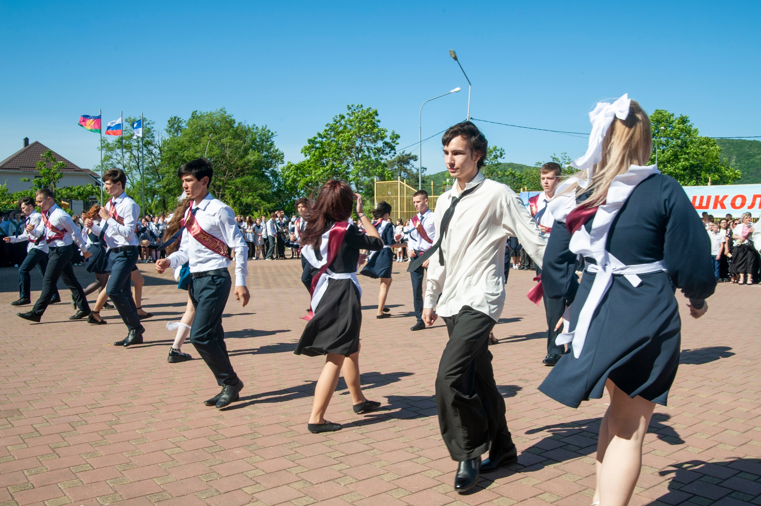 Последний Звонок МАОУ СОШ № 17 им. Эдуарда Есаяна — Архипо-Осиповка. Свадебный и семейный фотограф Денис Лукьянов в Краснодаре, Краснодарском крае и Республике Крым