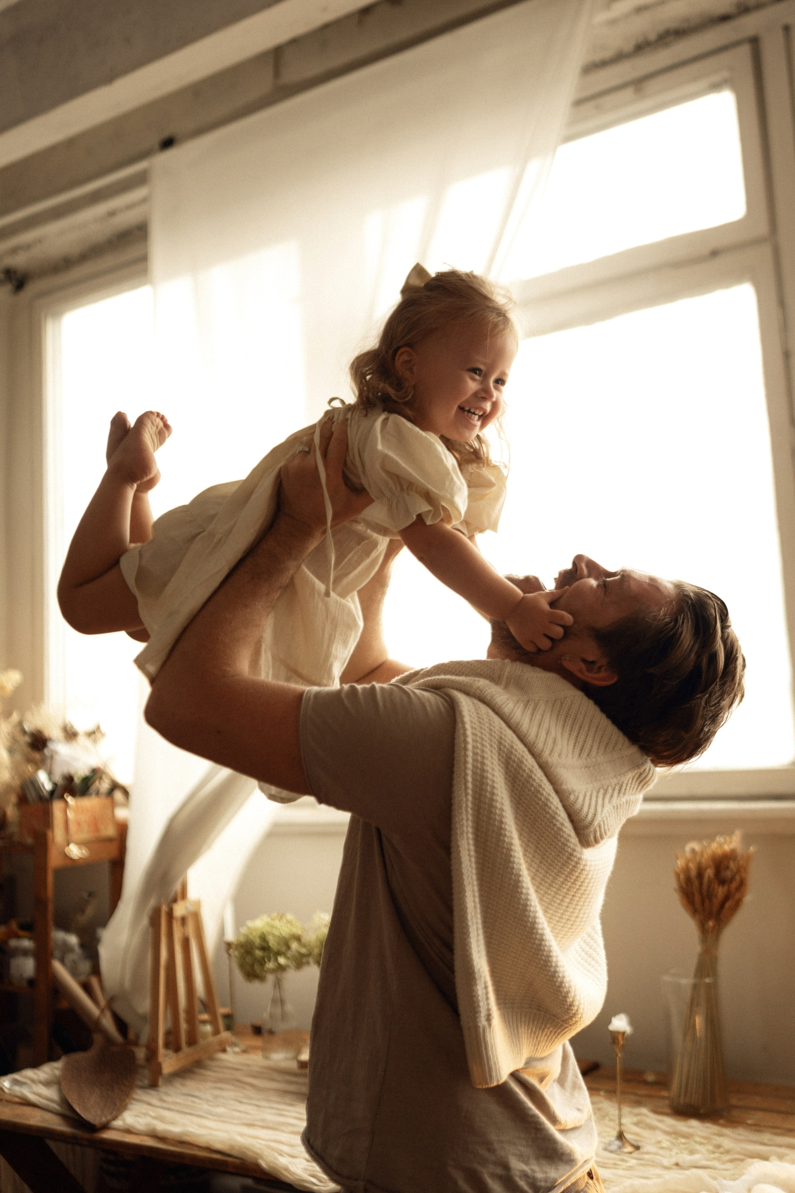 В мастерской художника. Семейный фотограф Москва. Фотограф беременности и материнства Москва