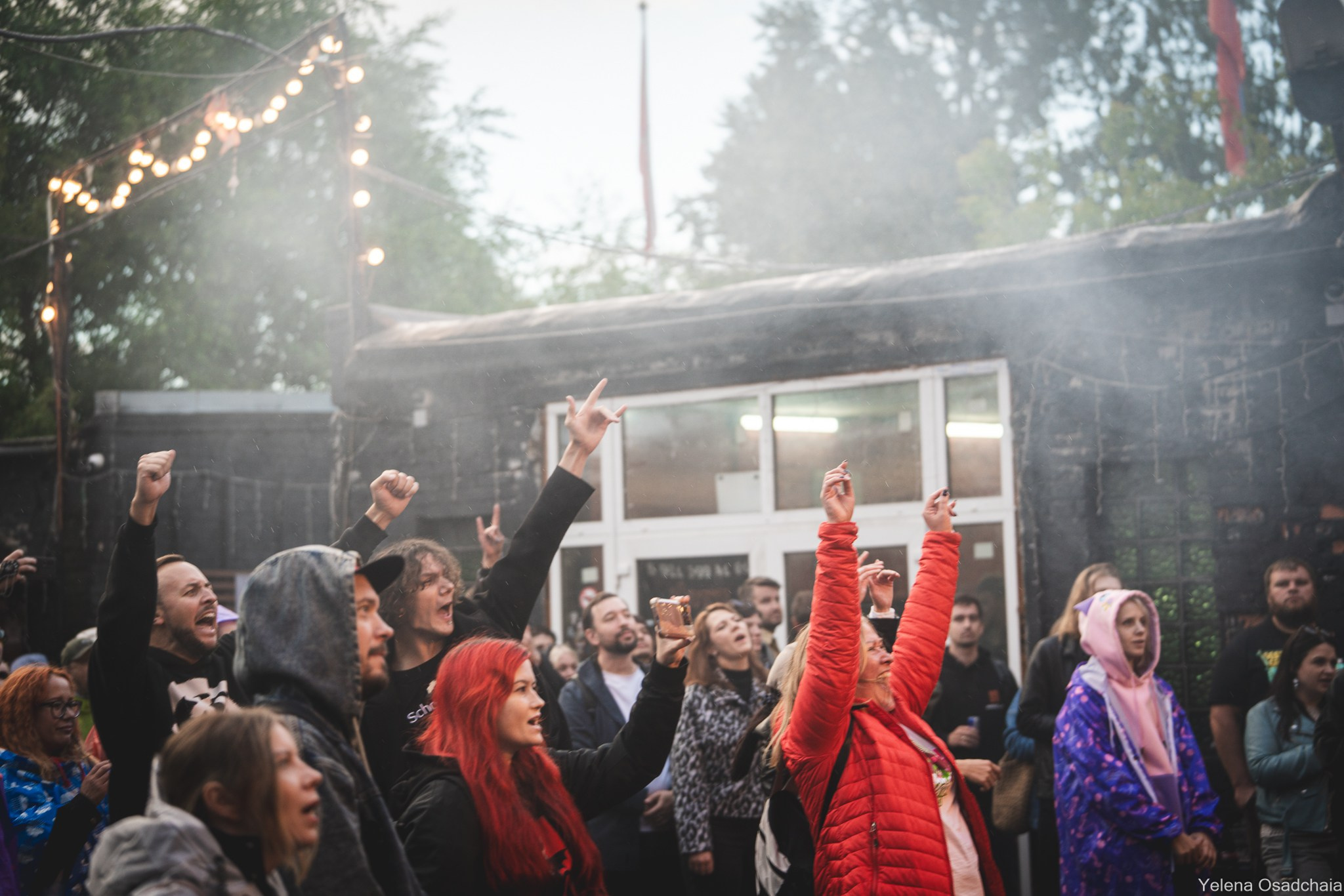 Живой 2025 — День 1. Елена Осадчая — фотографирую музыку на сцене и в жизни