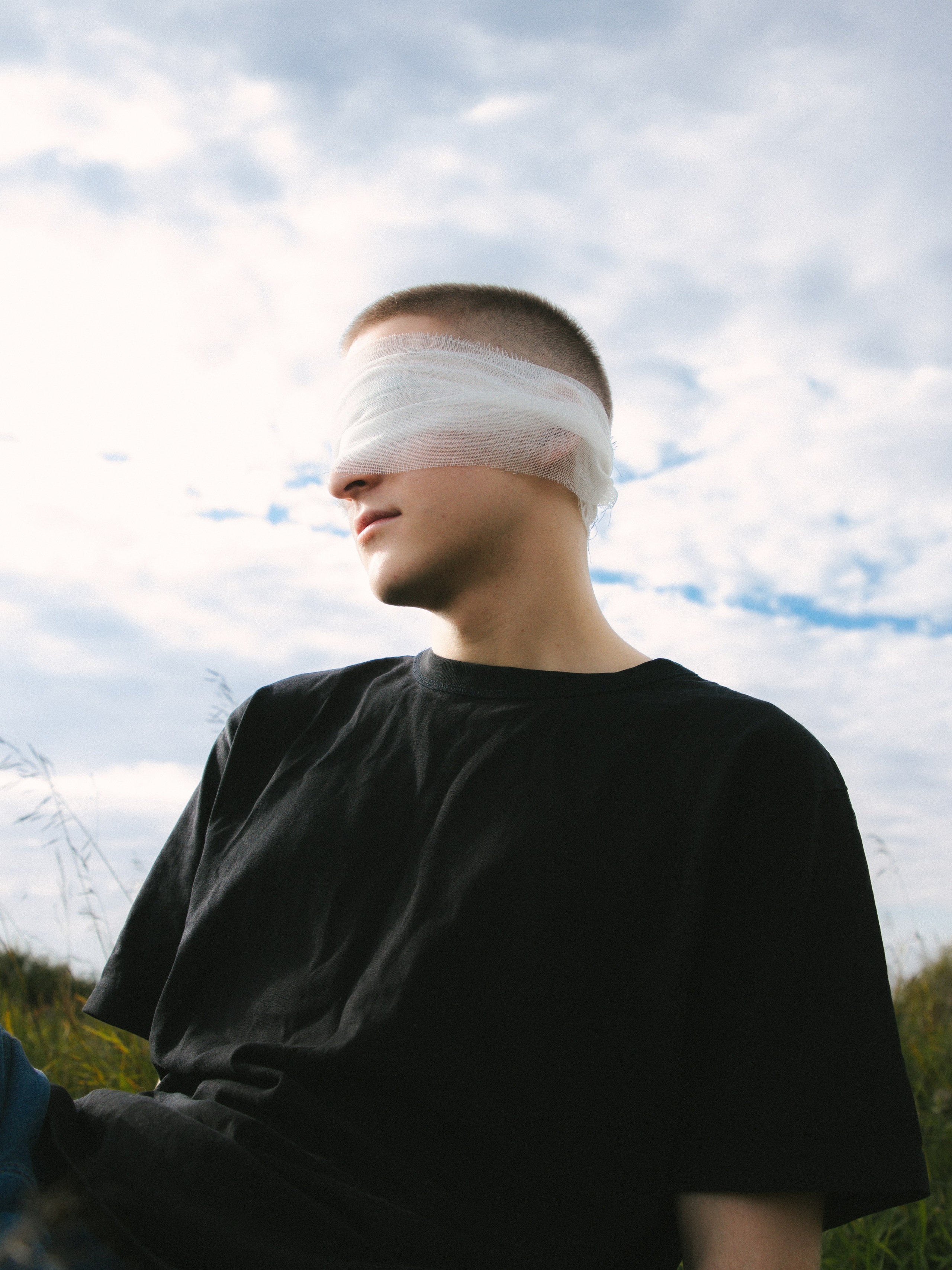 Никита в поле. Фотограф Настя Булочка Екатеринубрг