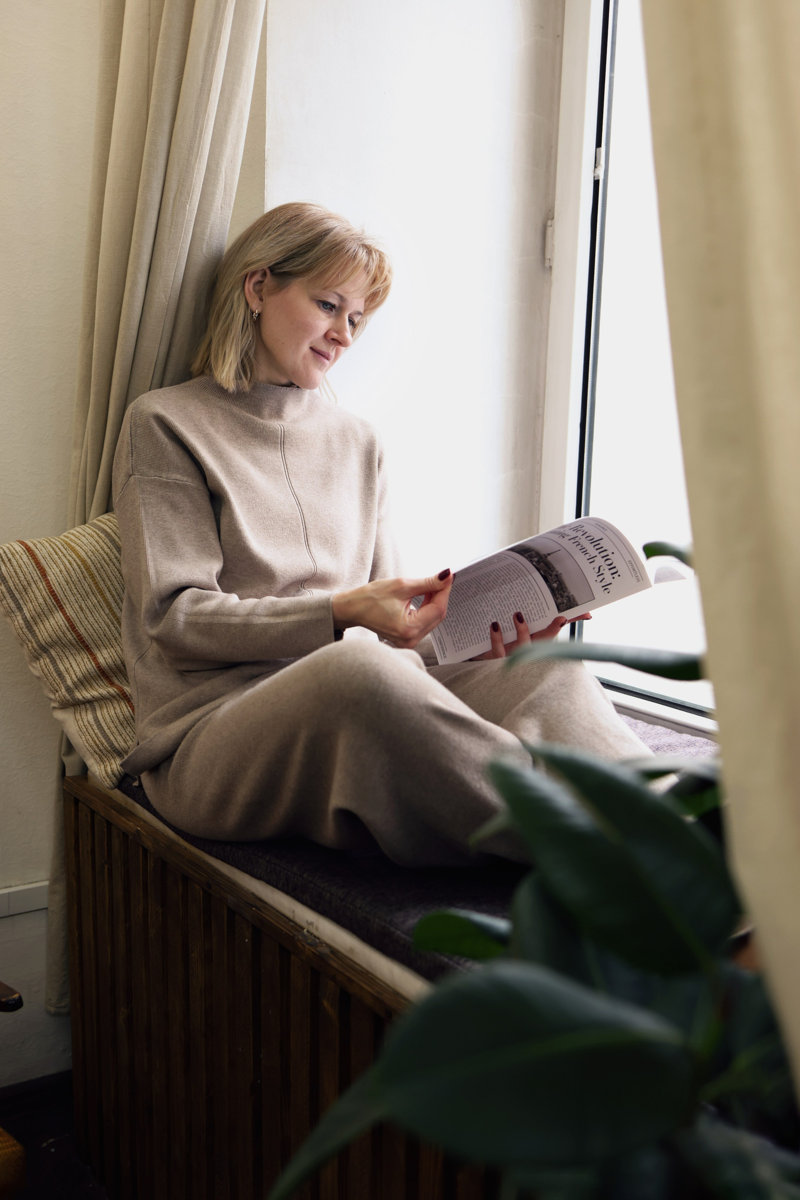 Художественный портрет девушки сидящей на подоконнике в студии в г. Москве