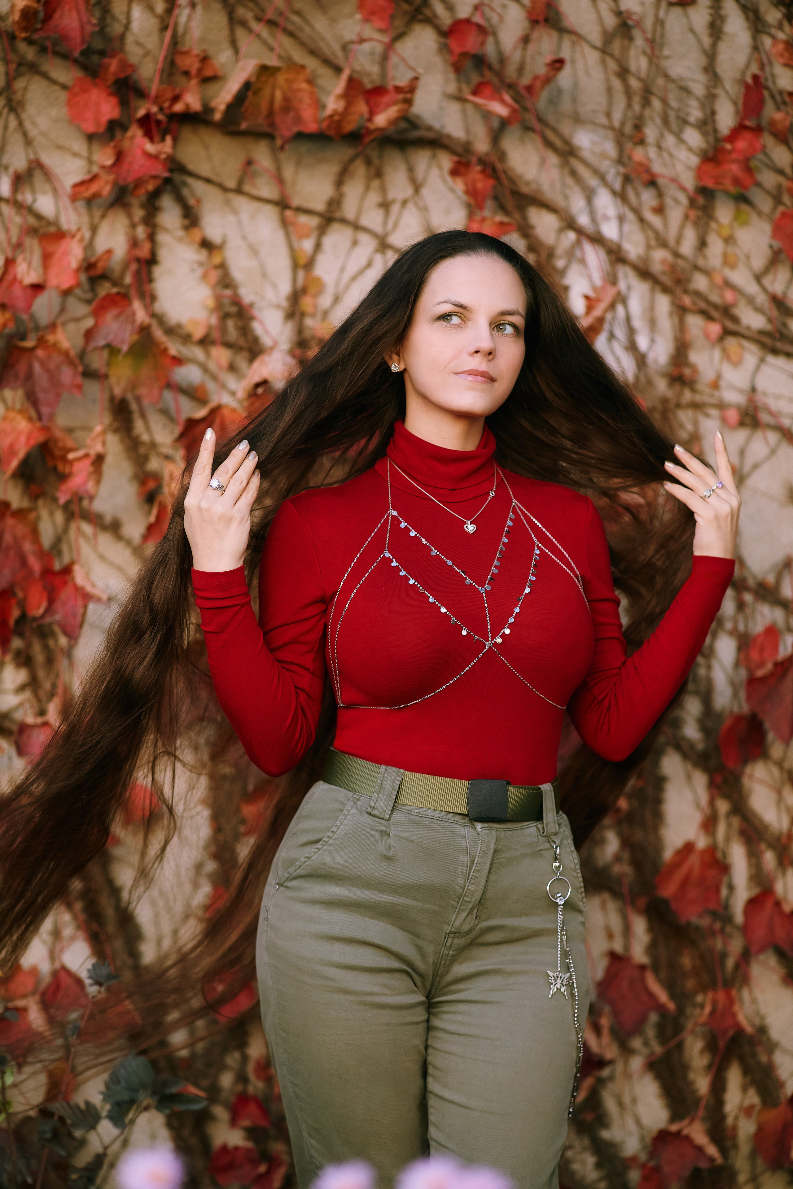 Осенняя фотосессия со стильной длинноволосой моделью в городе Владивостоке