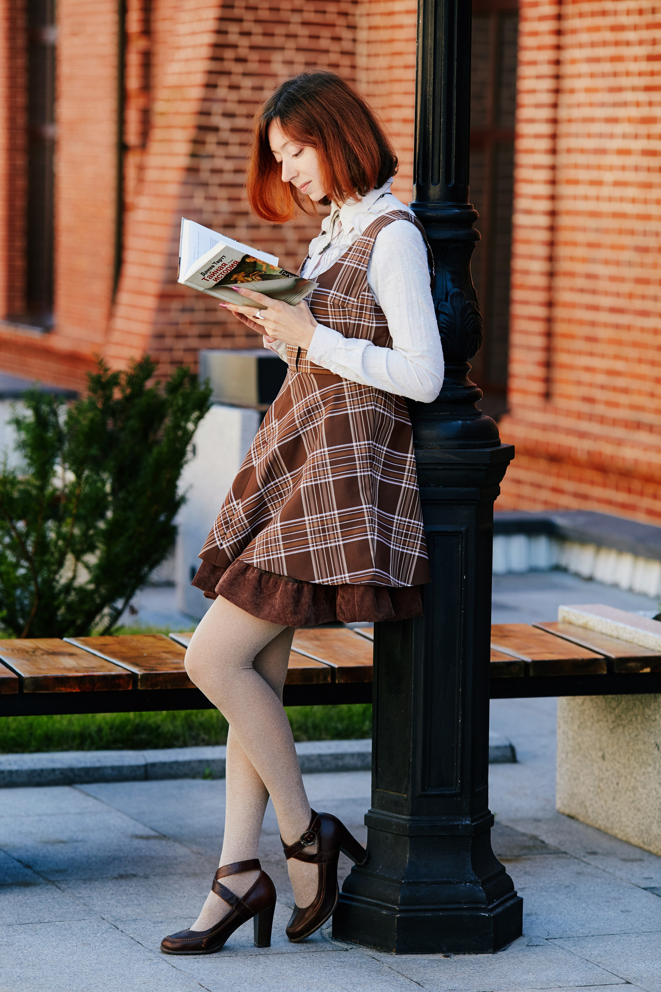 Прогулочная фотосессия с девушкой, держащей книгу в руках на набережной Цесаревича во Владивостоке