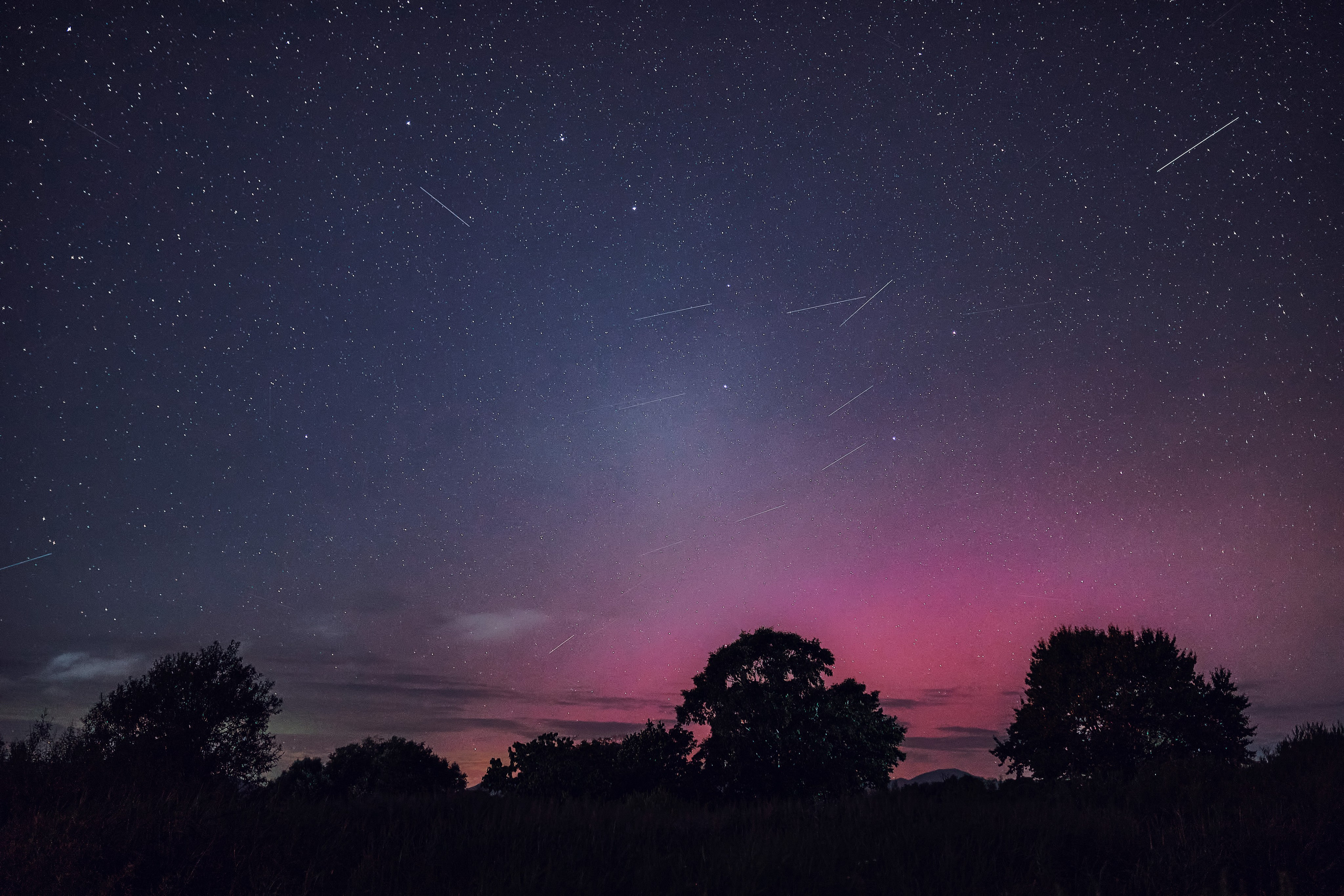 Яркое полярное сияние на ночном небе в Золотой Долине, Приморский край, 2024 год