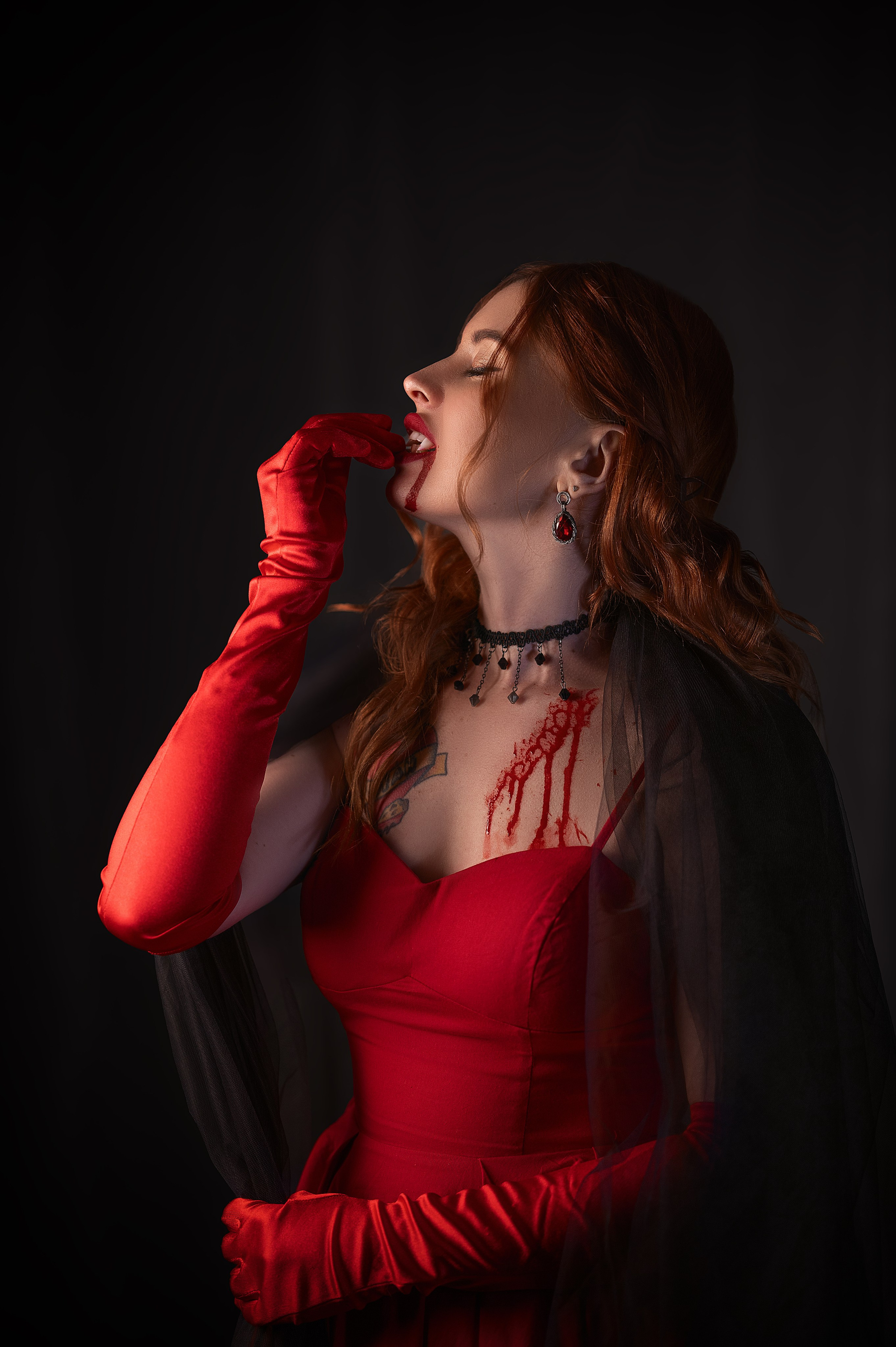 Елизавета Жуйкова, Волгодонск: фотосессия к Хэллоуину. Модель в платье создаёт образ вампира — стильно и зловеще.
