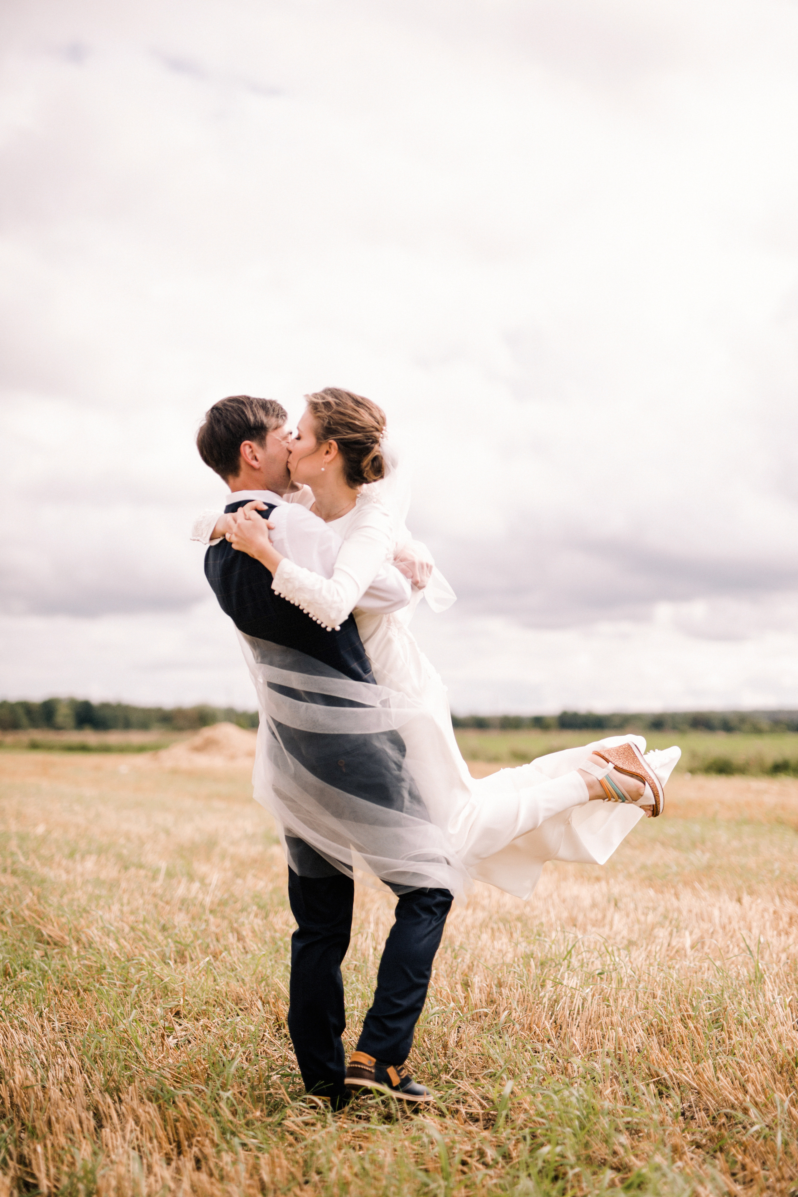 По полям взявшись за руки. Свадебный фотограф в Калуге Алексей Климов