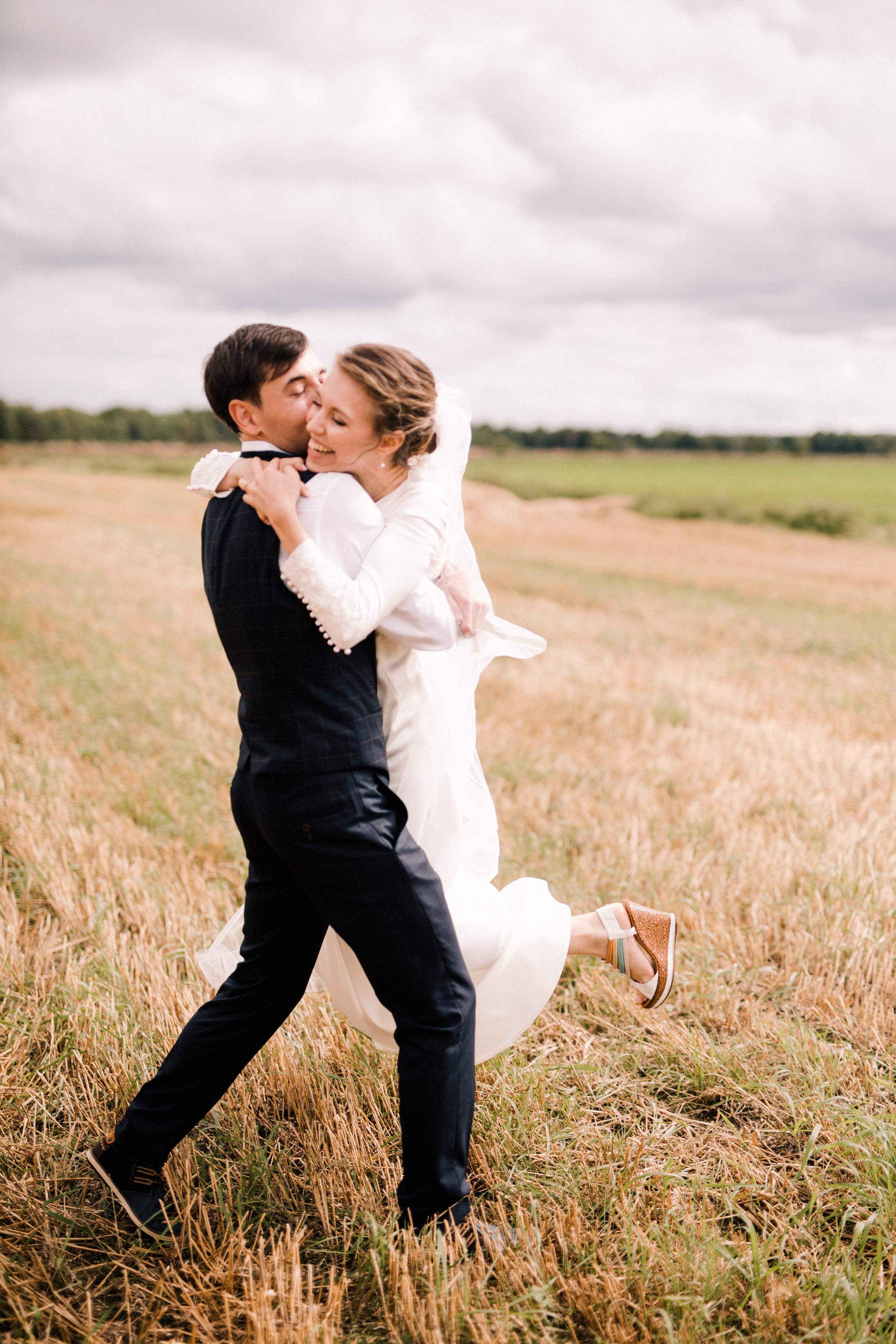 По полям взявшись за руки. Свадебный фотограф в Калуге Алексей Климов
