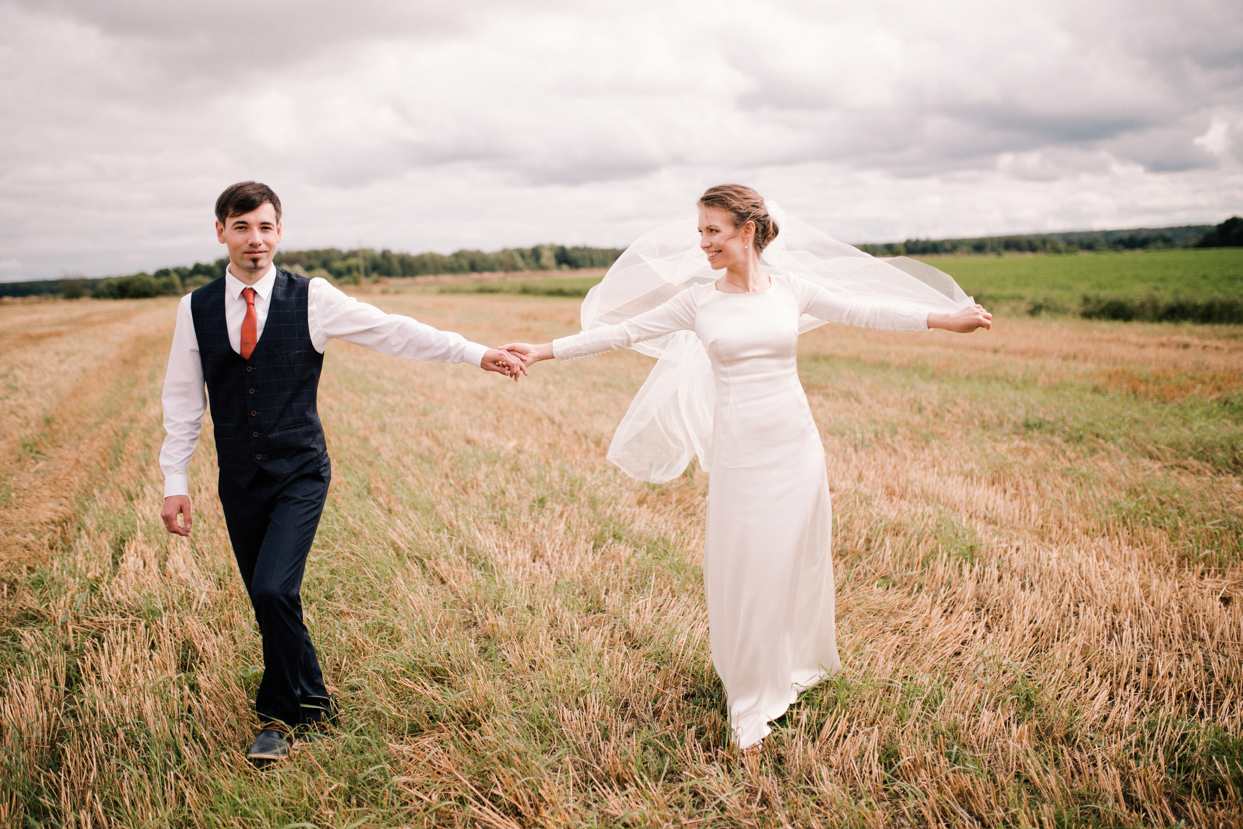 По полям взявшись за руки. Свадебный фотограф в Калуге Алексей Климов