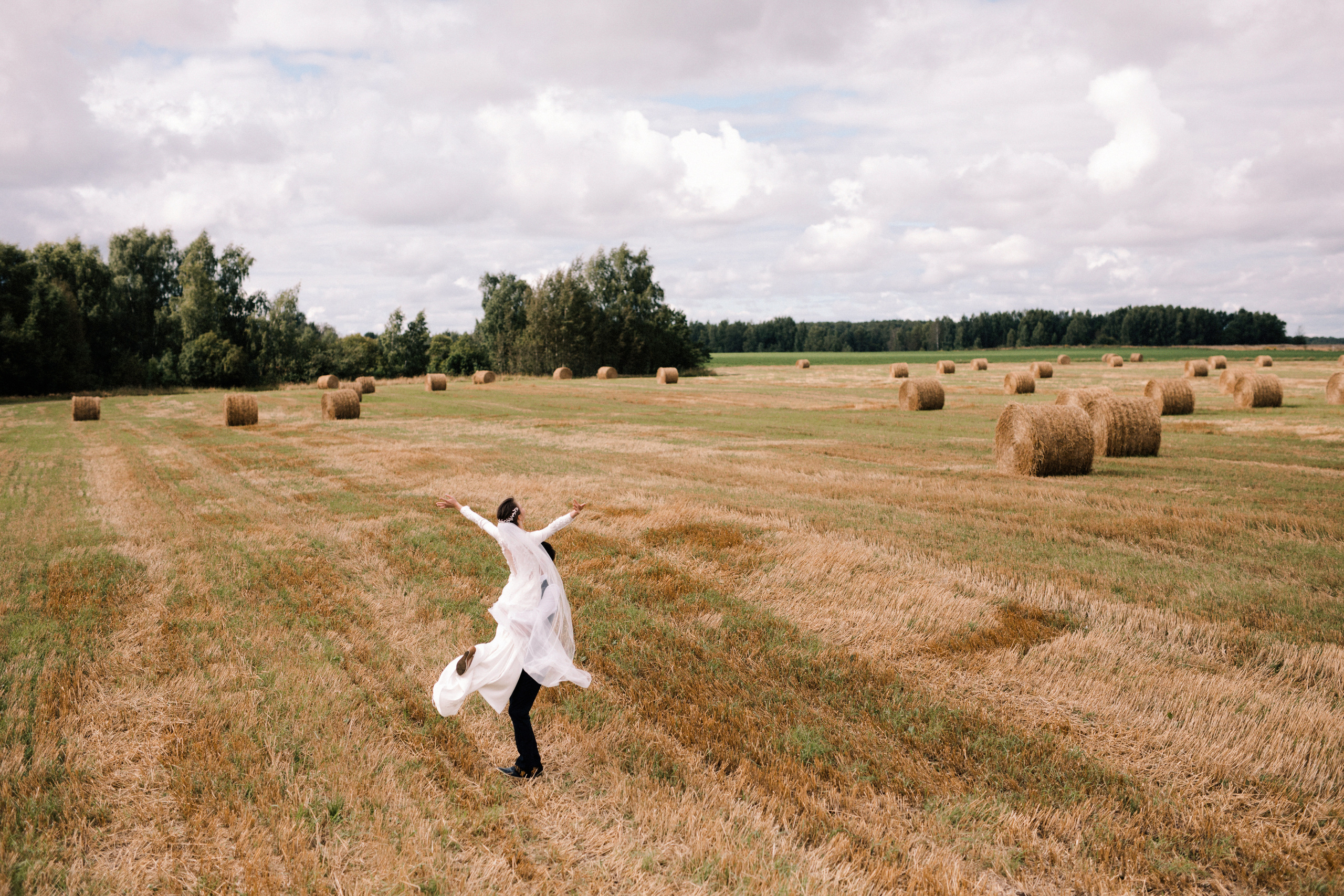 По полям взявшись за руки. Свадебный фотограф в Калуге Алексей Климов