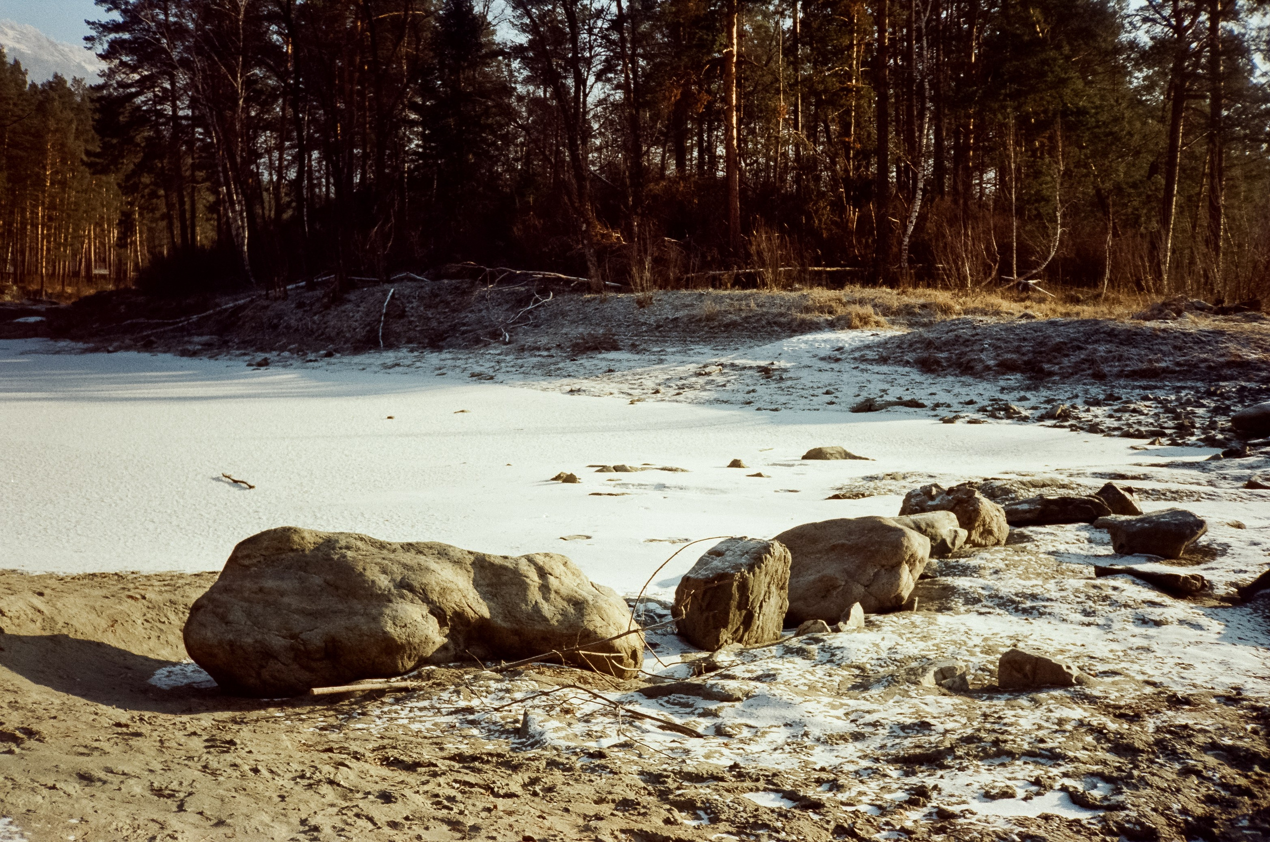 База Берель: лес, скалы, пляж, снег и лед, солнце и пар на Катуни. Фотограф-документалист Мария Осокина