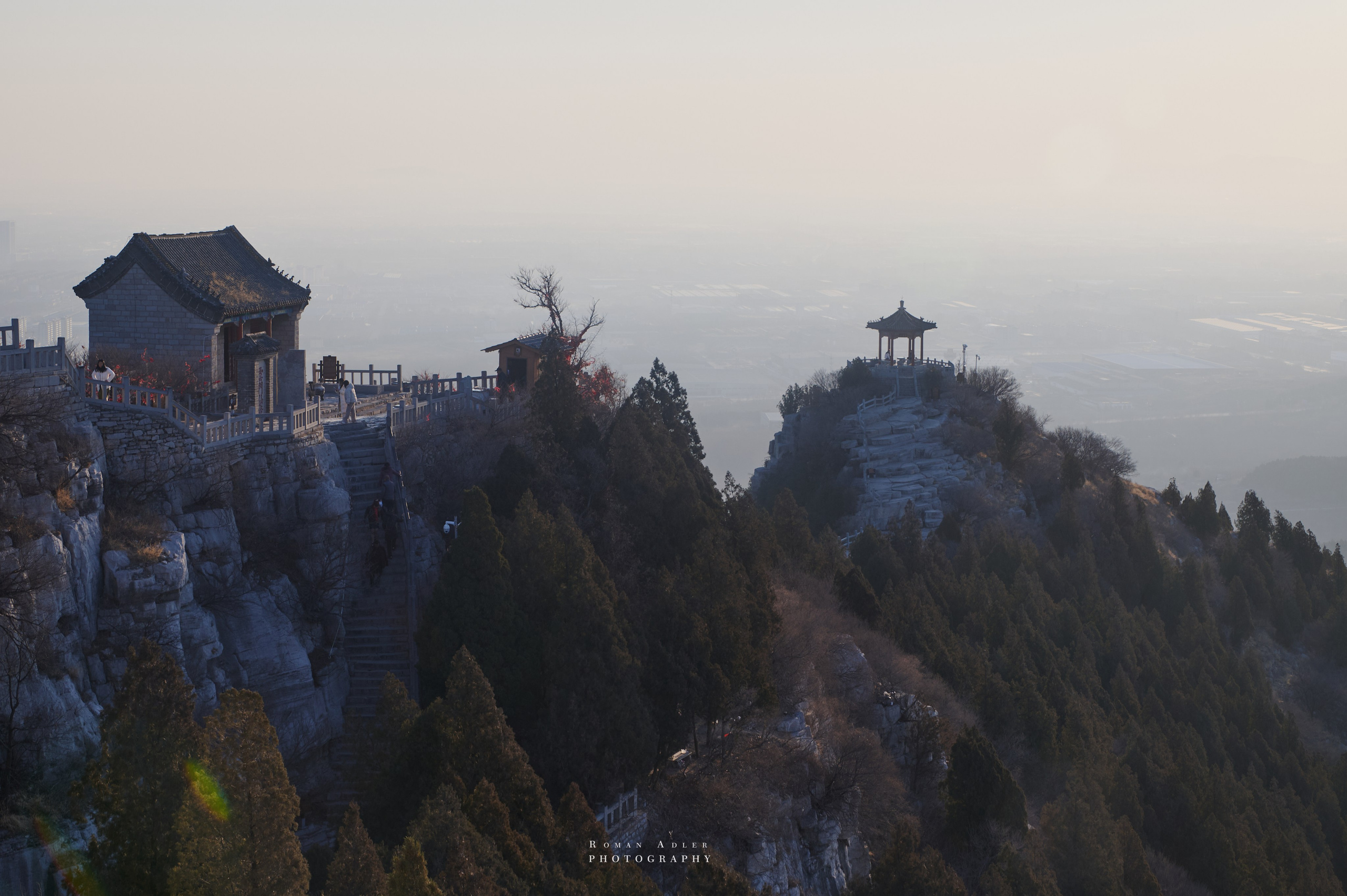 Рассвет на храмовой горе Юнмень. Цинчжоу. Фотограф Роман Адлер