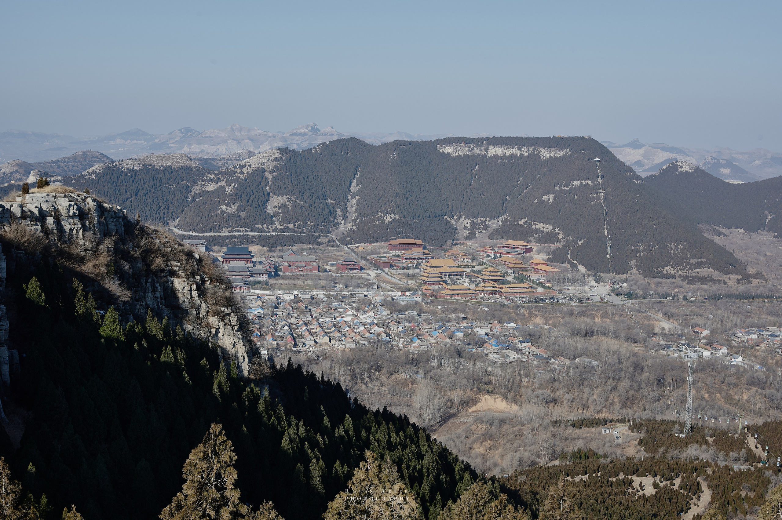 Рассвет на храмовой горе Юнмень. Цинчжоу. Фотограф Роман Адлер