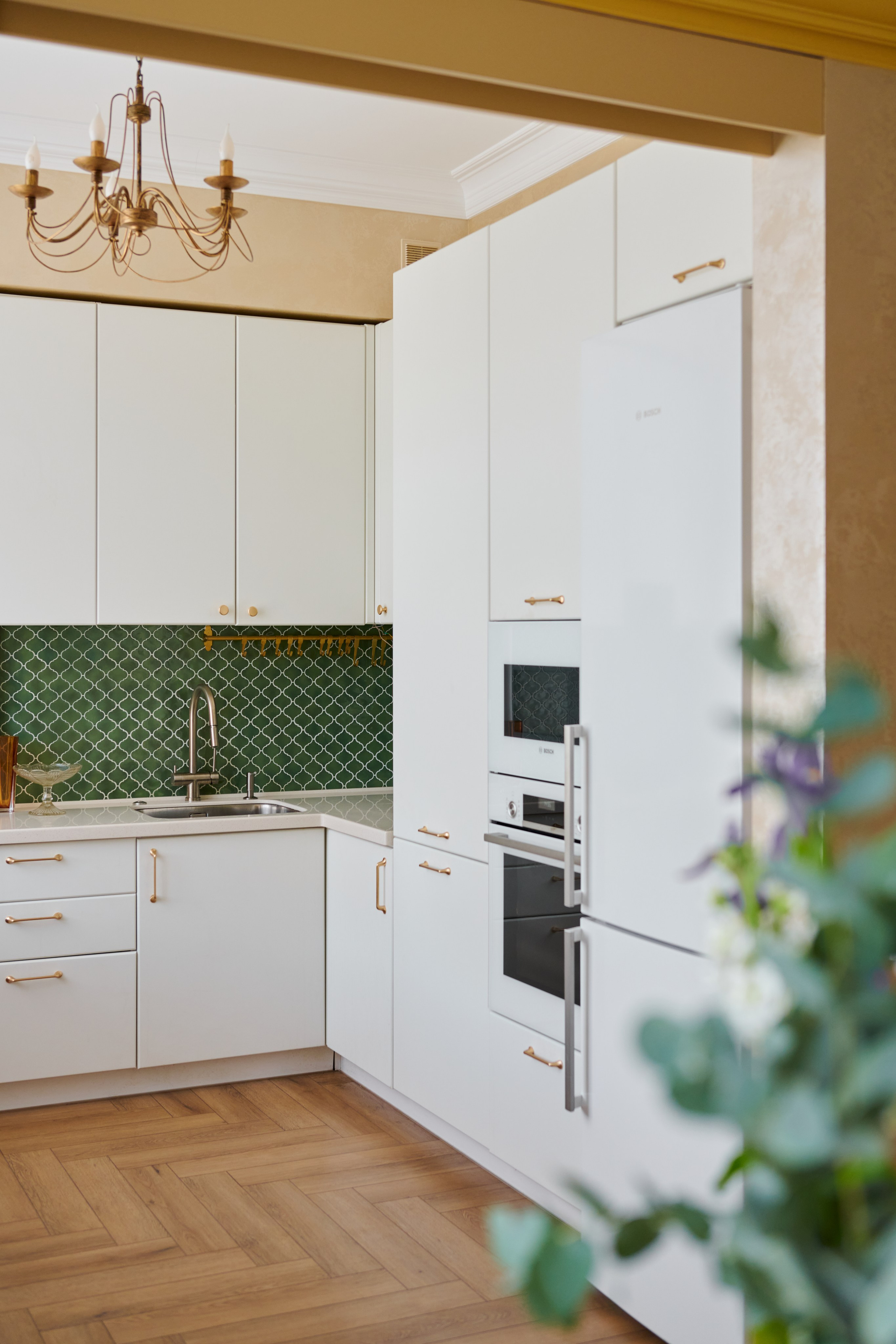 Кухонный угол: белые шкафы, мятная плитка и столешница