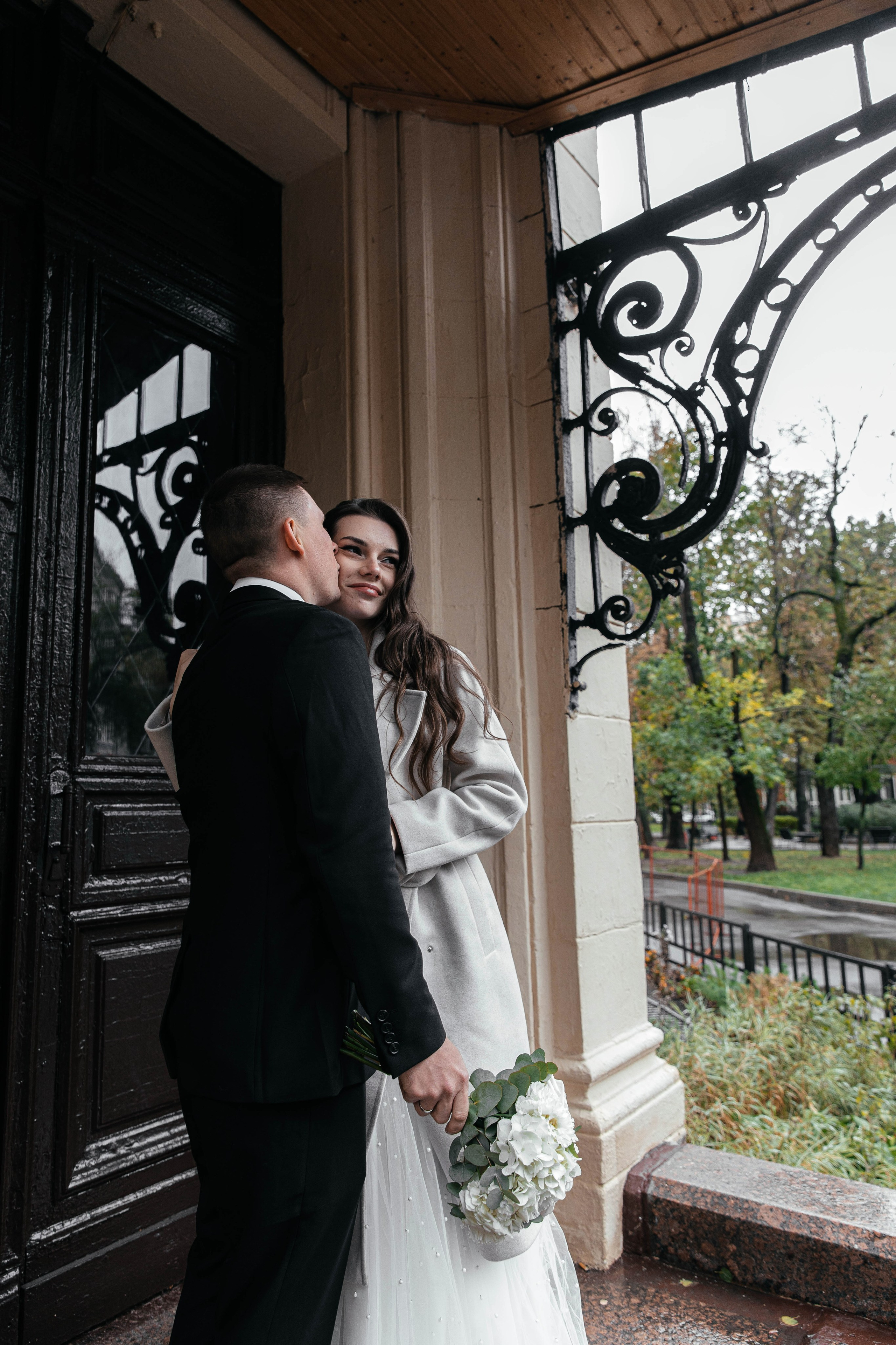 Прогулка под дождём. Свадебный фотограф в Москве