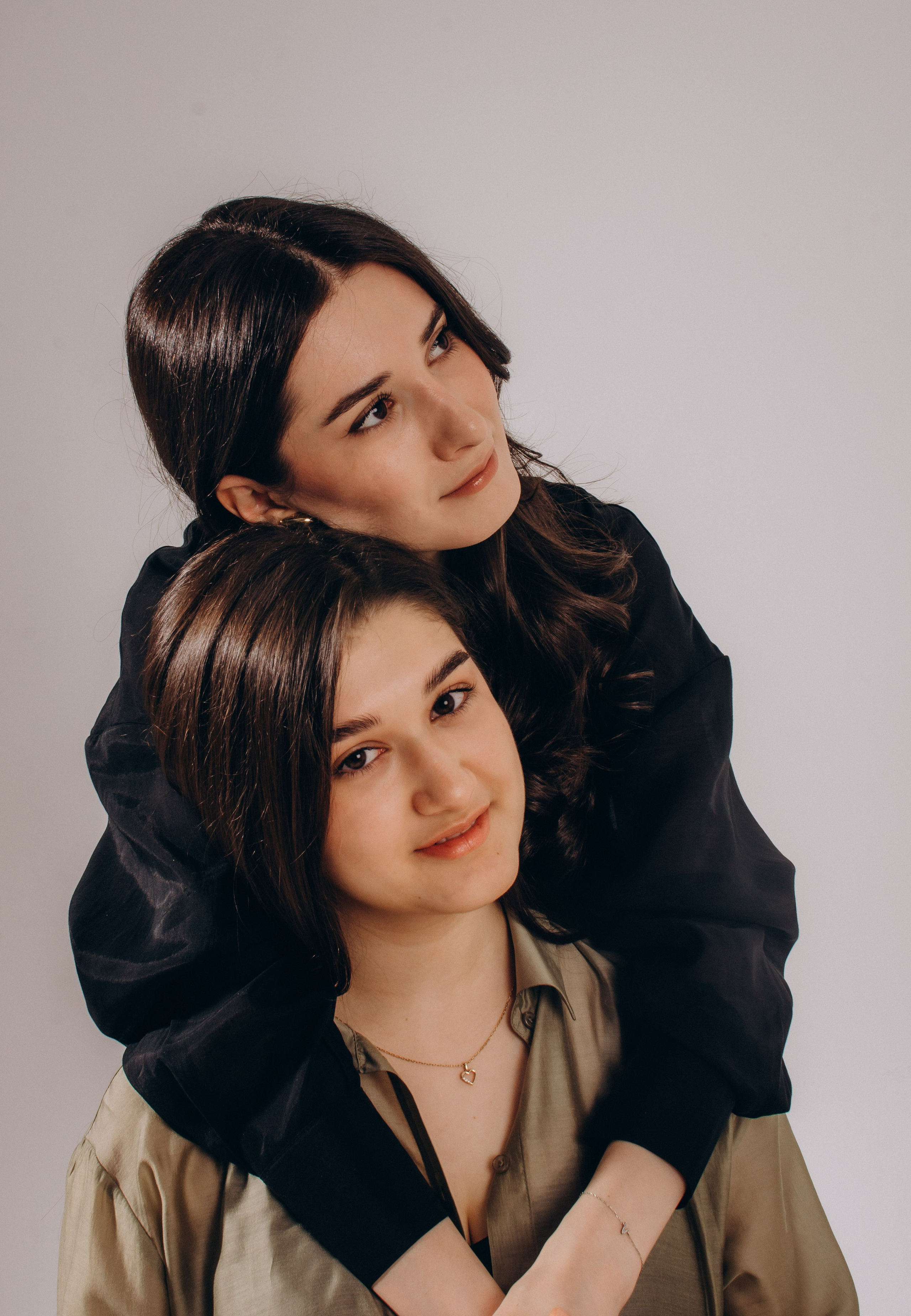 Родные сестра